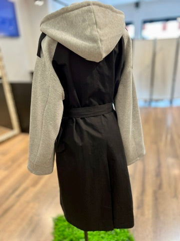 Trench bicolor con inserti in felpa