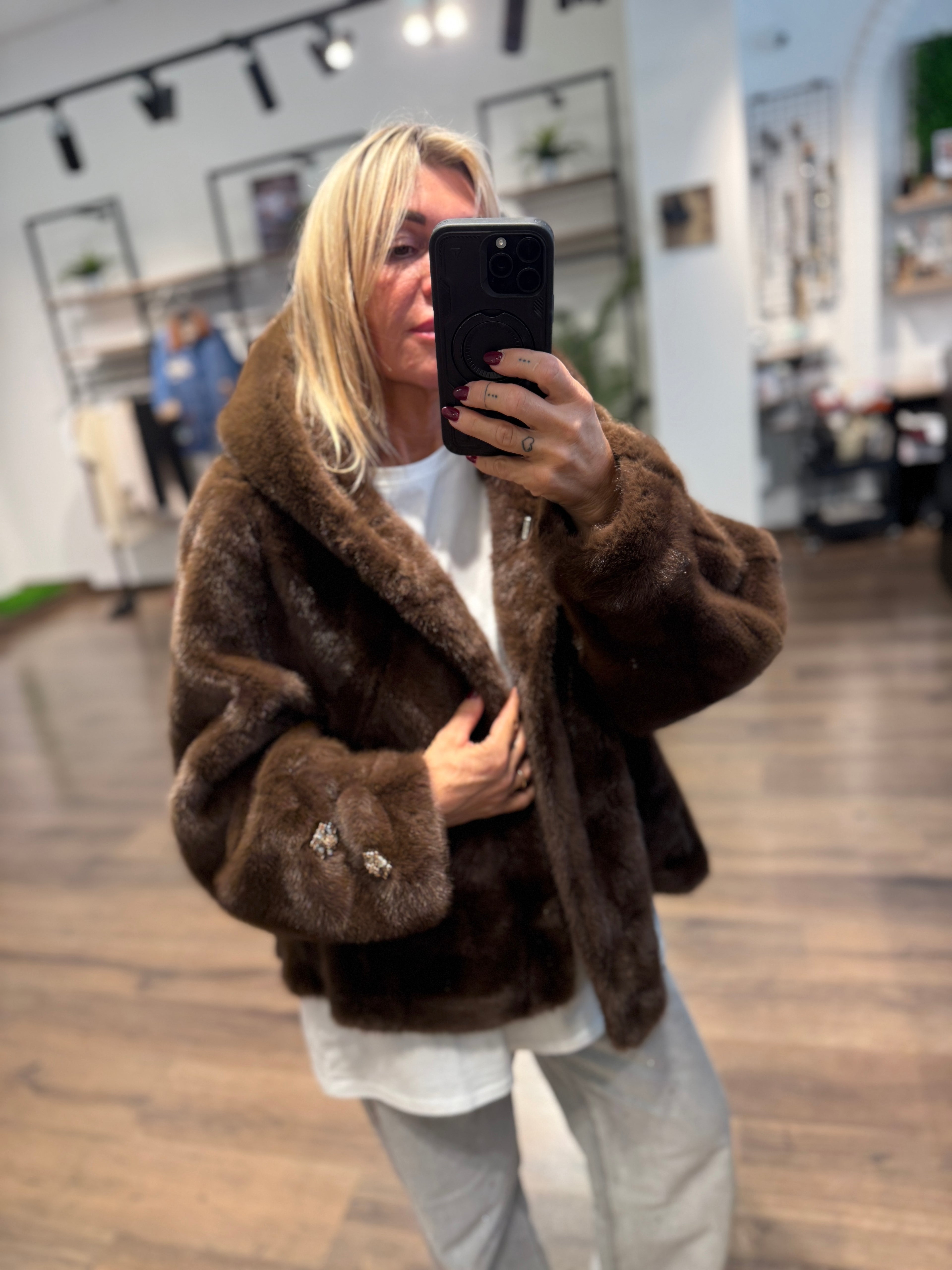 Giubbo in ecopelo con cappuccio e bottoni gioiello