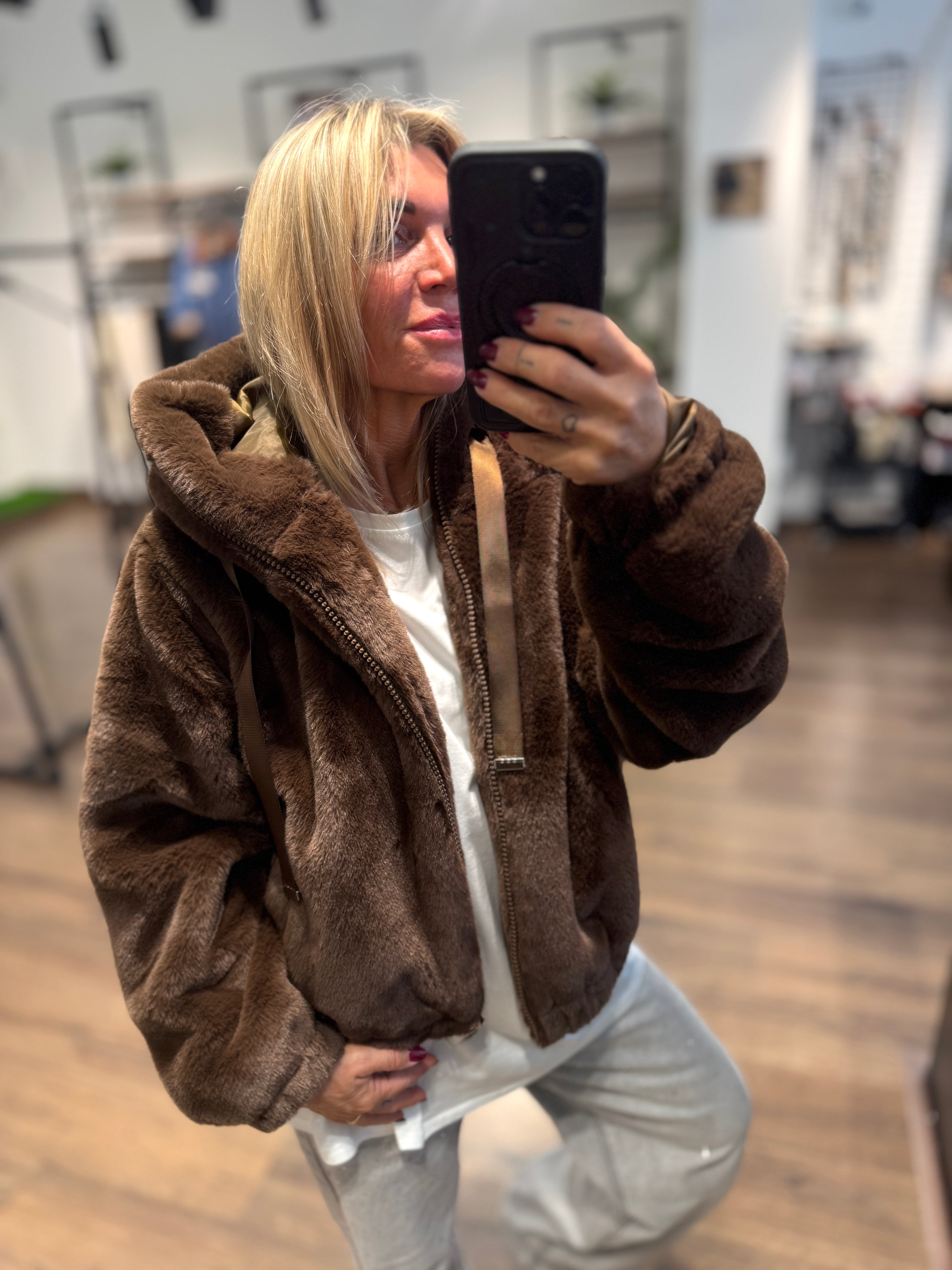 Giaccone in ecopelo con zip e cappuccio