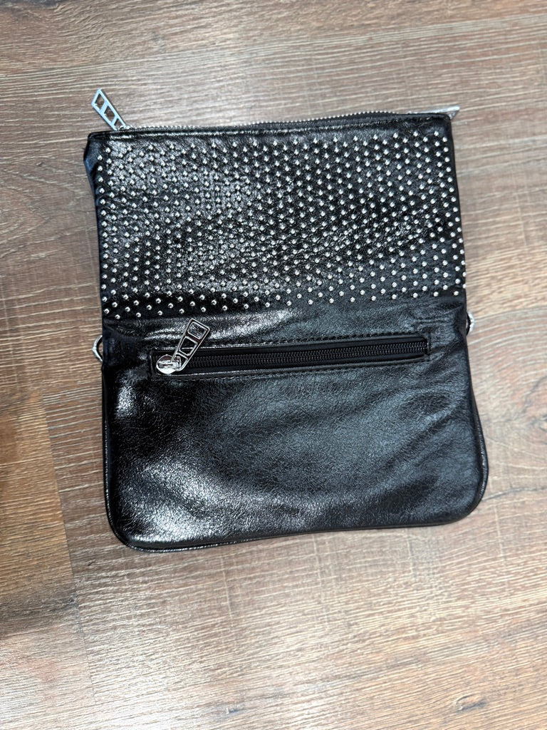 Clutch con borchie con apertura zip e bottoni a pressione