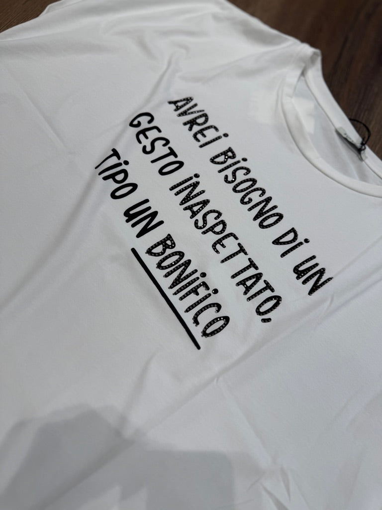 T-shirt con scritta "Avrei bisogno di un..."