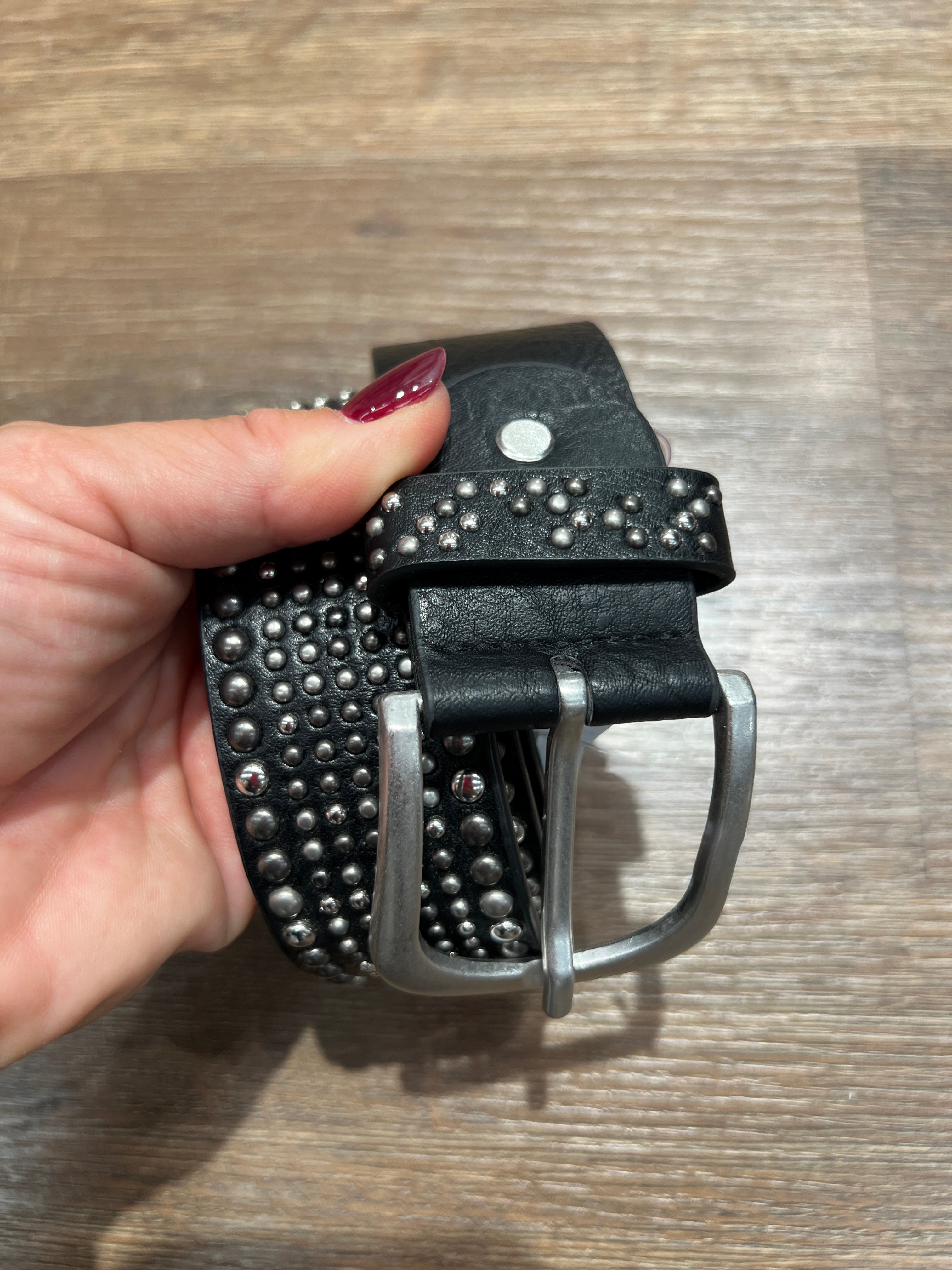 Cintura in pelle con borchie argentate