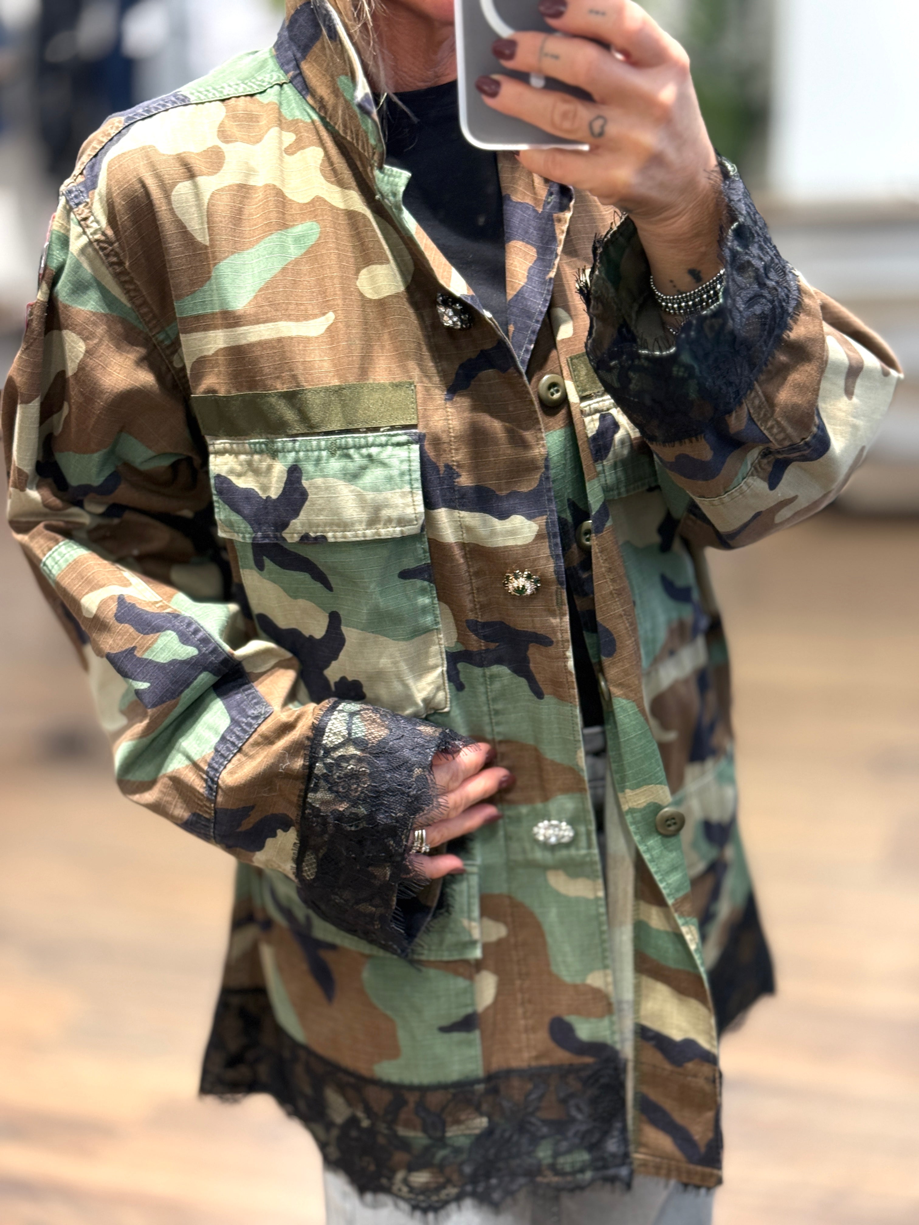 Giacca camouflage con bottoni gioiello