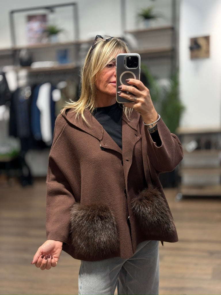 Giacca con inserti tasche in pelo ecologico