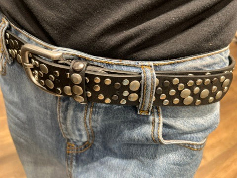 Cintura in pelle nera con borchie
