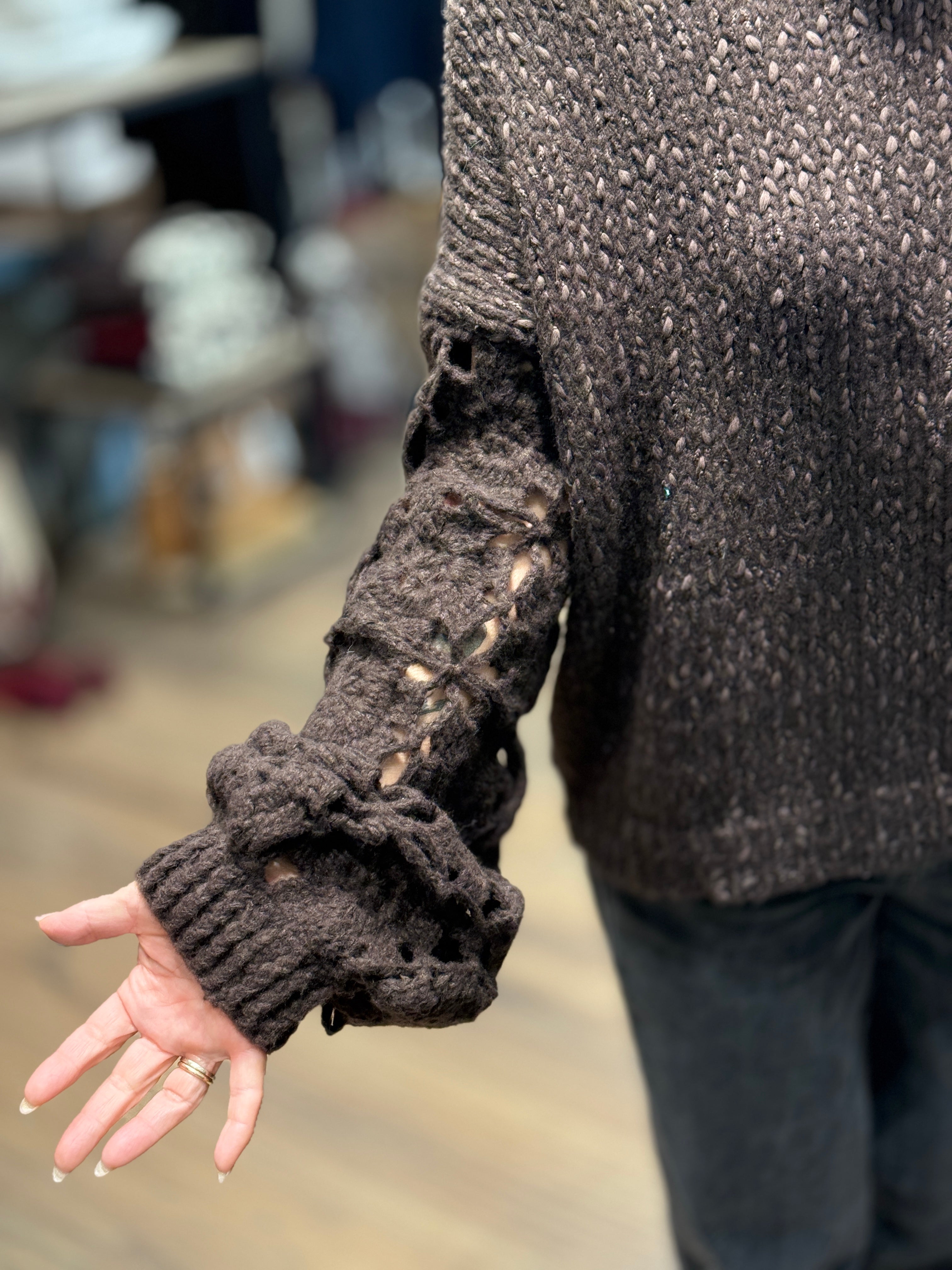 Maglia con maniche ricamate tipo ucinetto