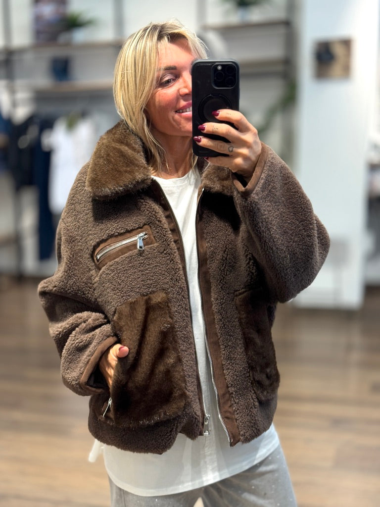 Giacca con zip con inserti in ecopelliccia