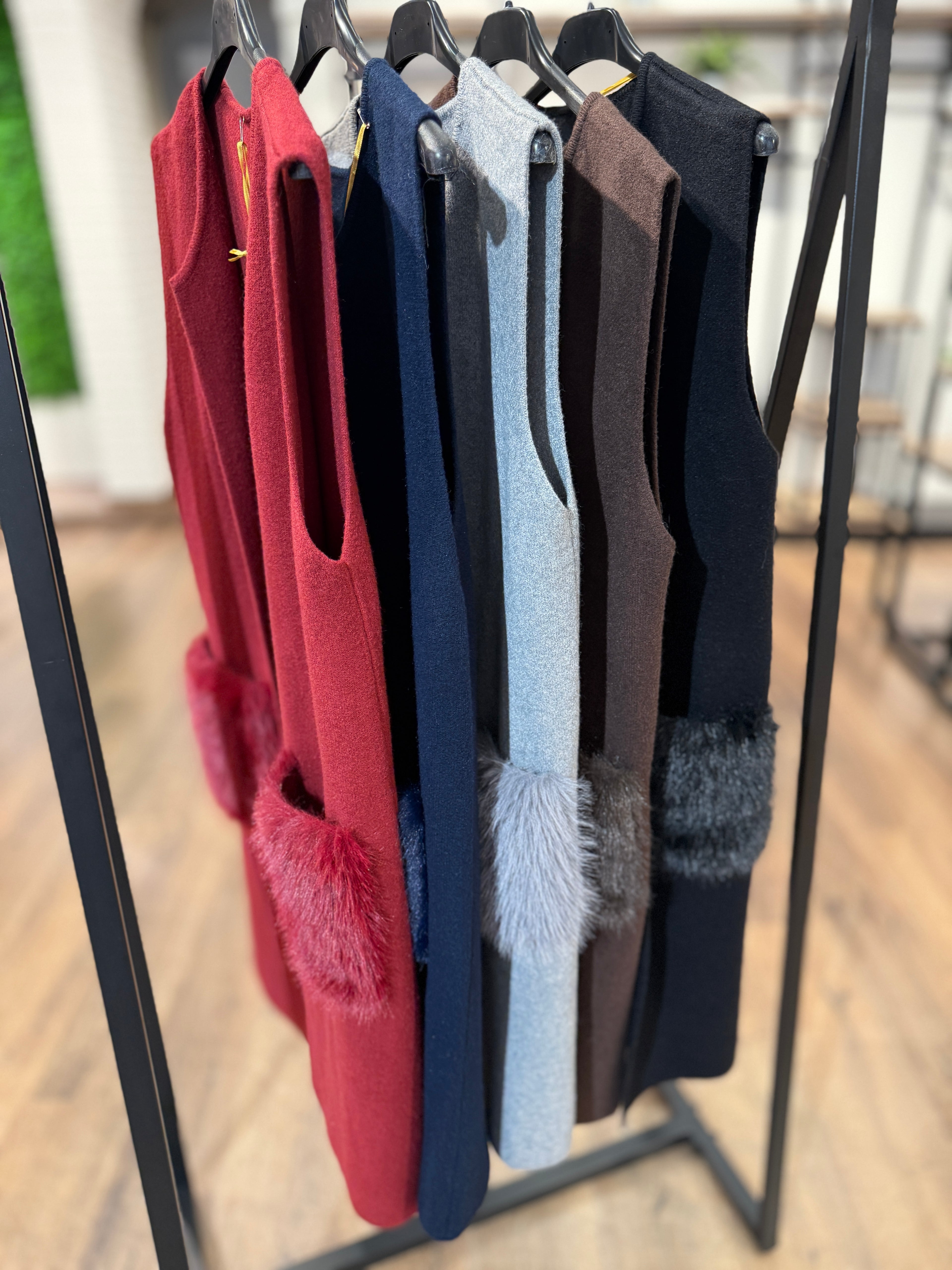 Gilet lungo in maglia con tasche in ecopelo