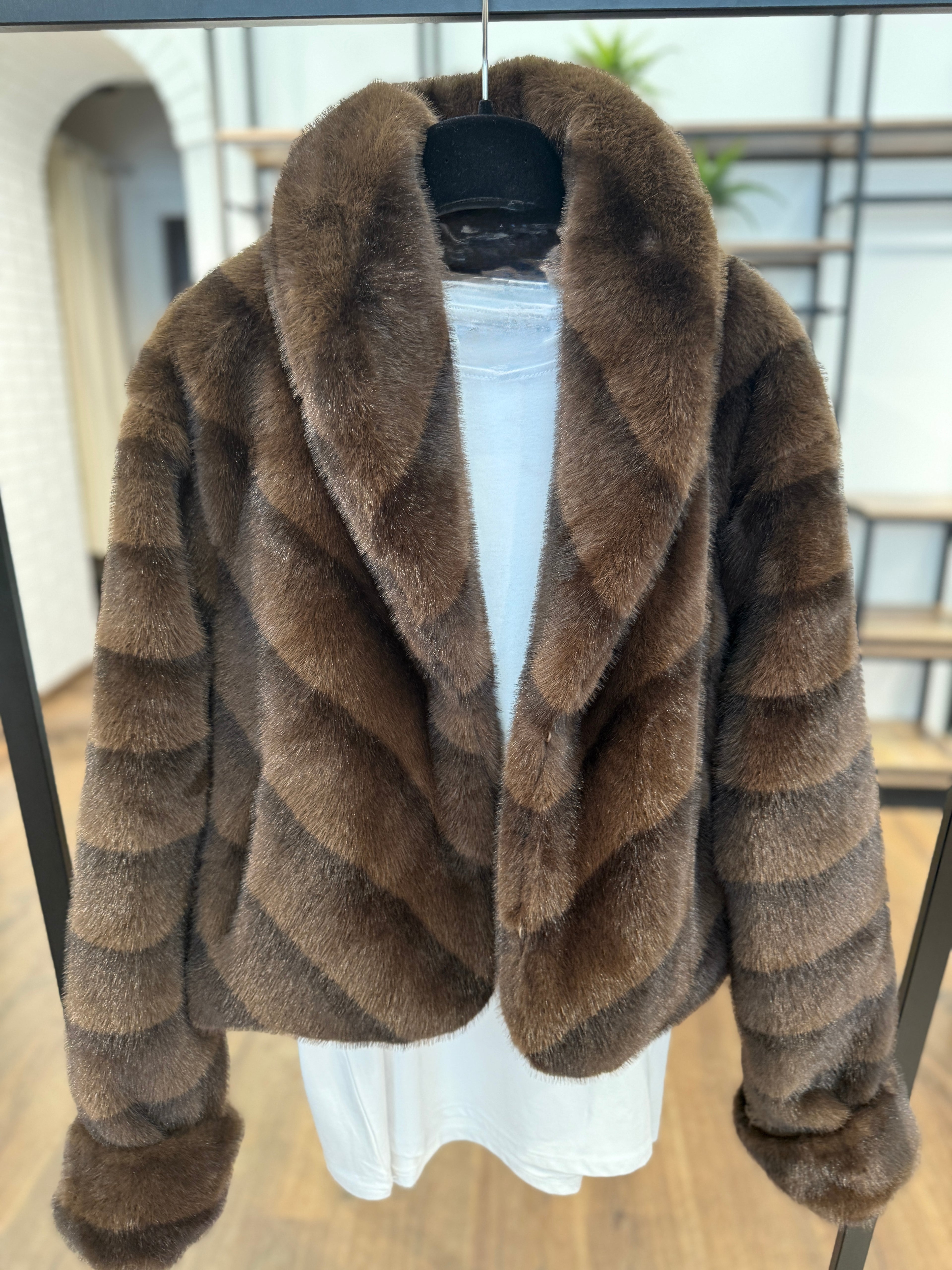 Giacca in ecopelo con collo sciallato