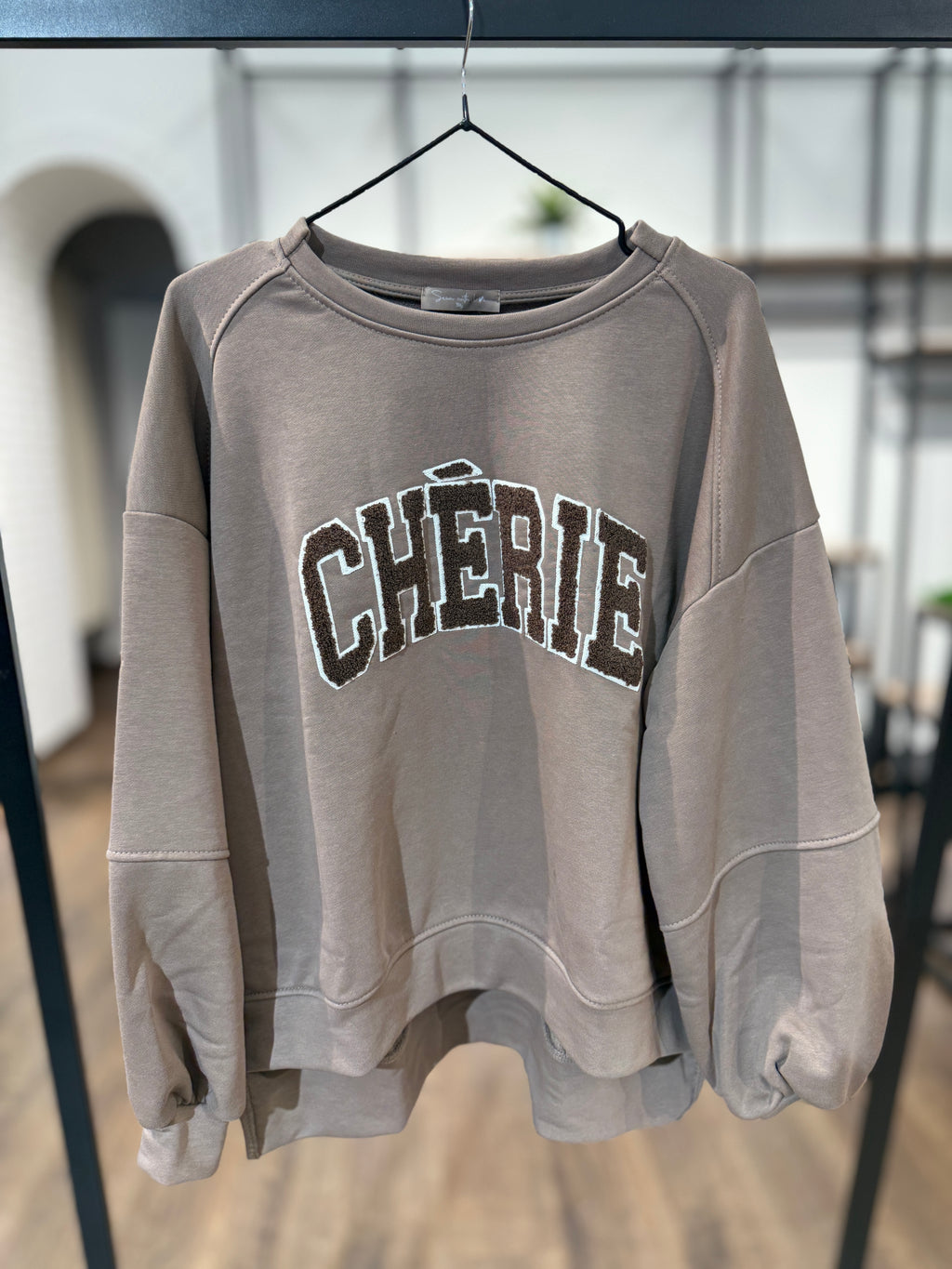 Felpa con scritta "Cherie"