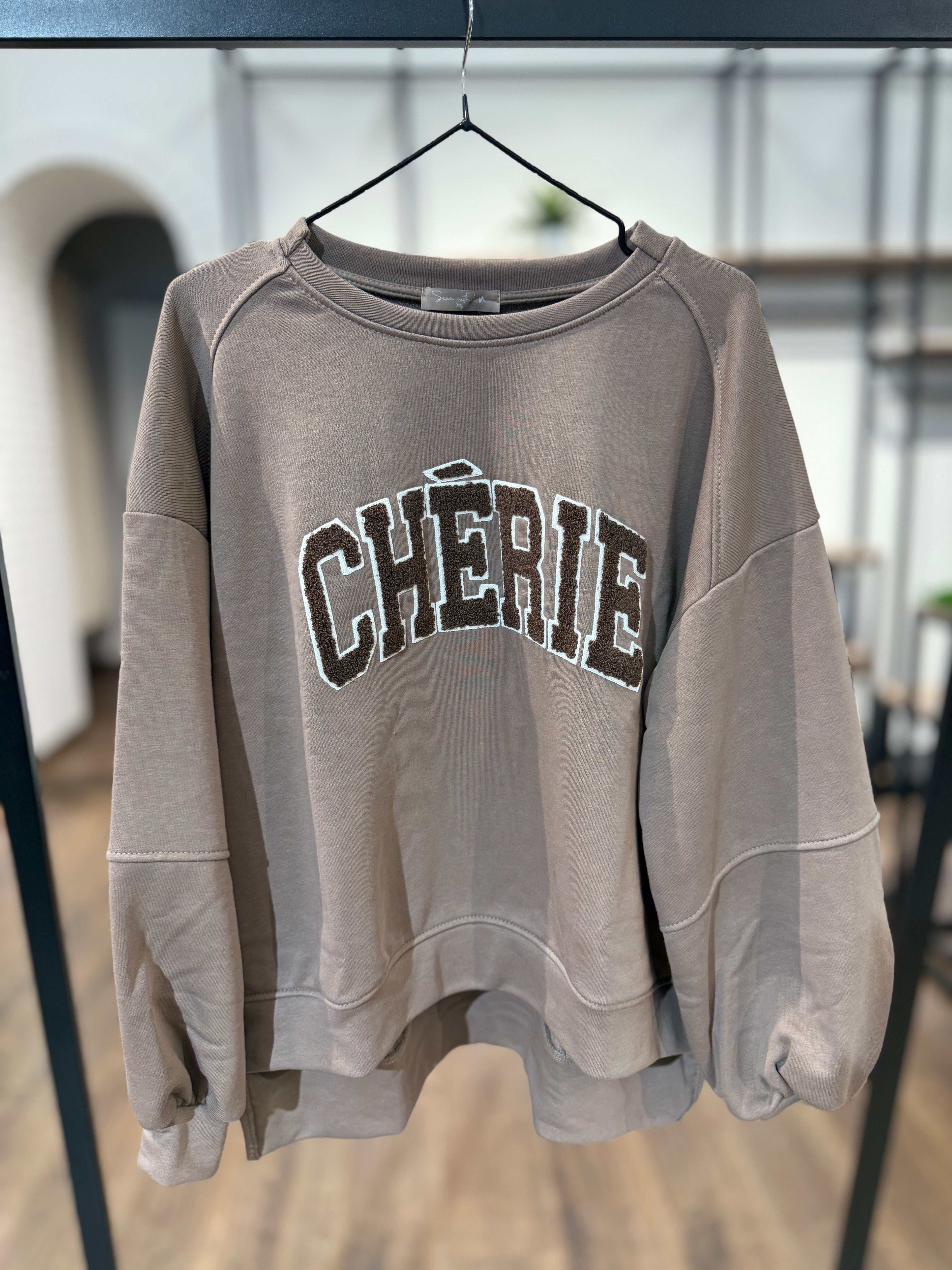 Felpa con scritta "Cherie"