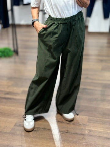 Pantalone con gamba morbida e con coulisse sulla caviglia