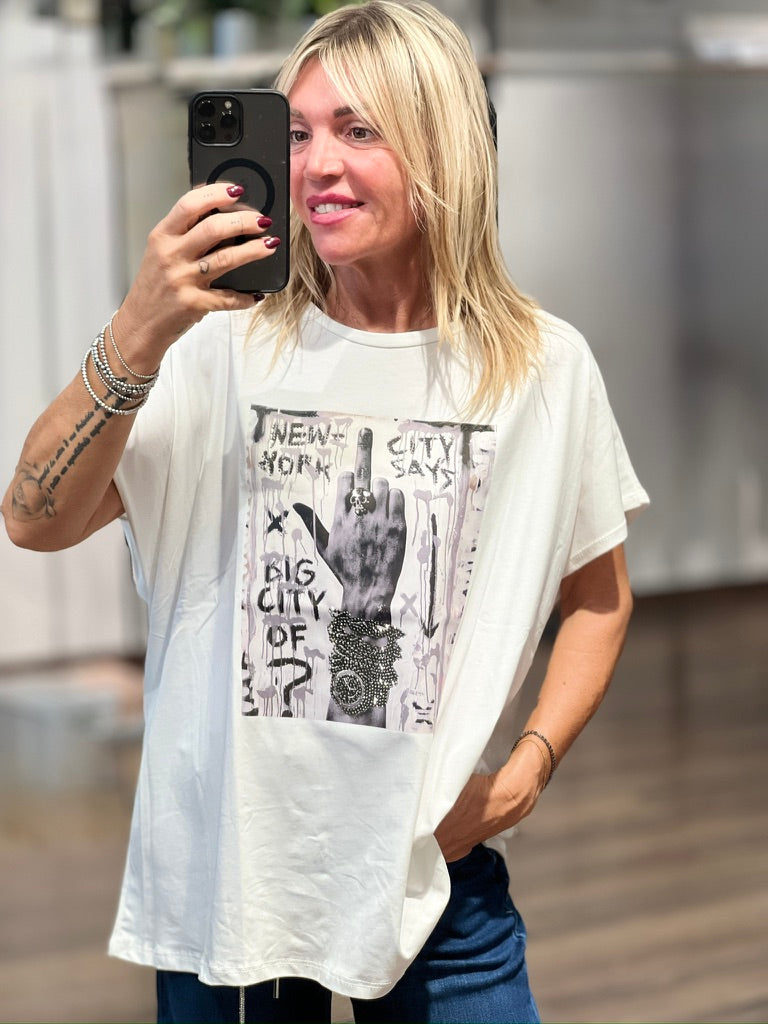 T-shirt con stampa in bianco e nero.