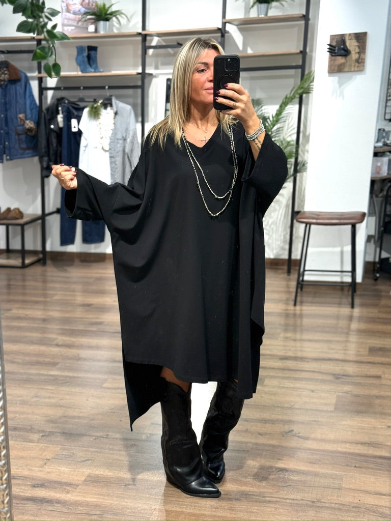 Abito over nero con scollo a V
