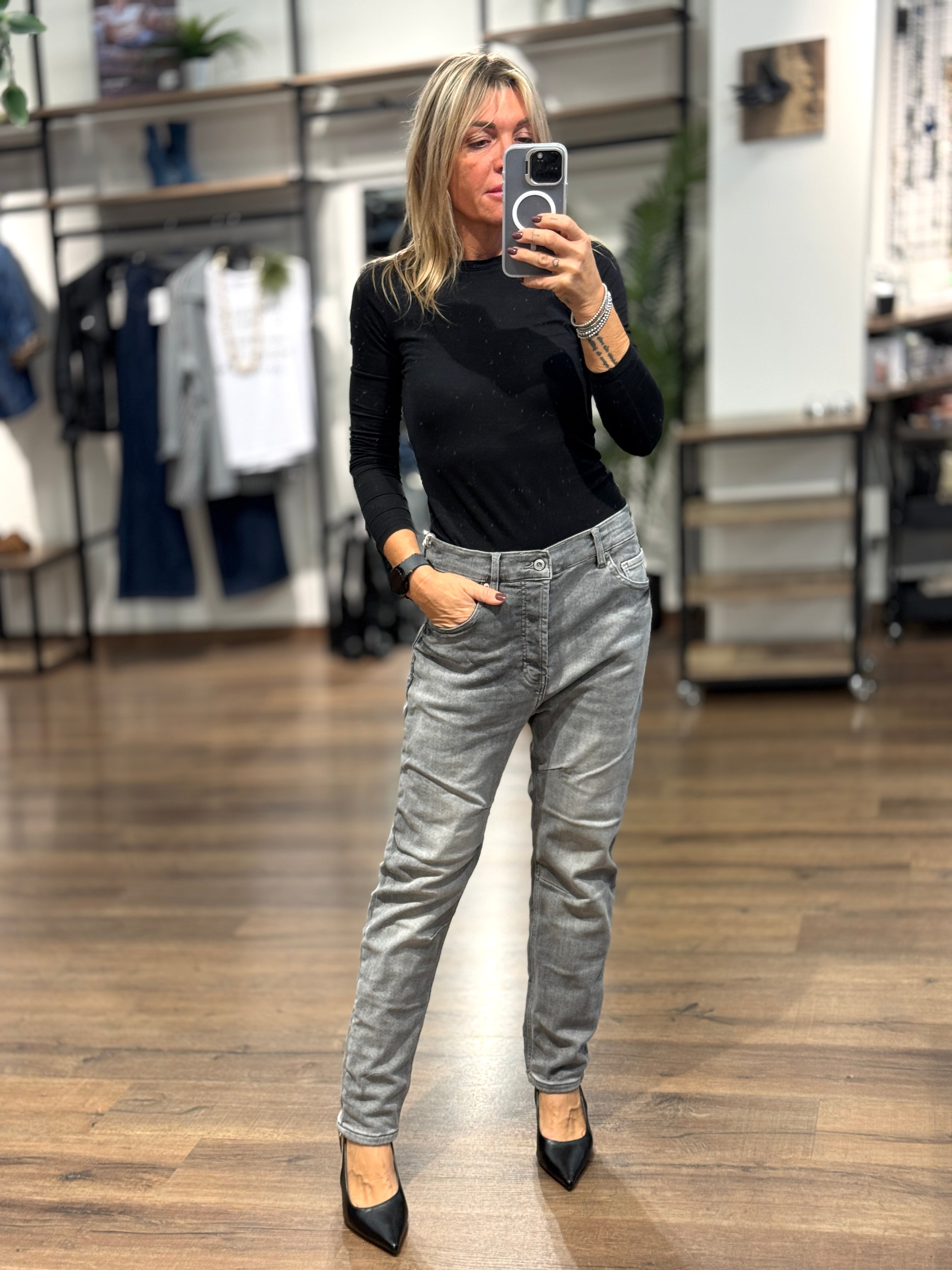 Jeans grigio  con chiusura bottoni