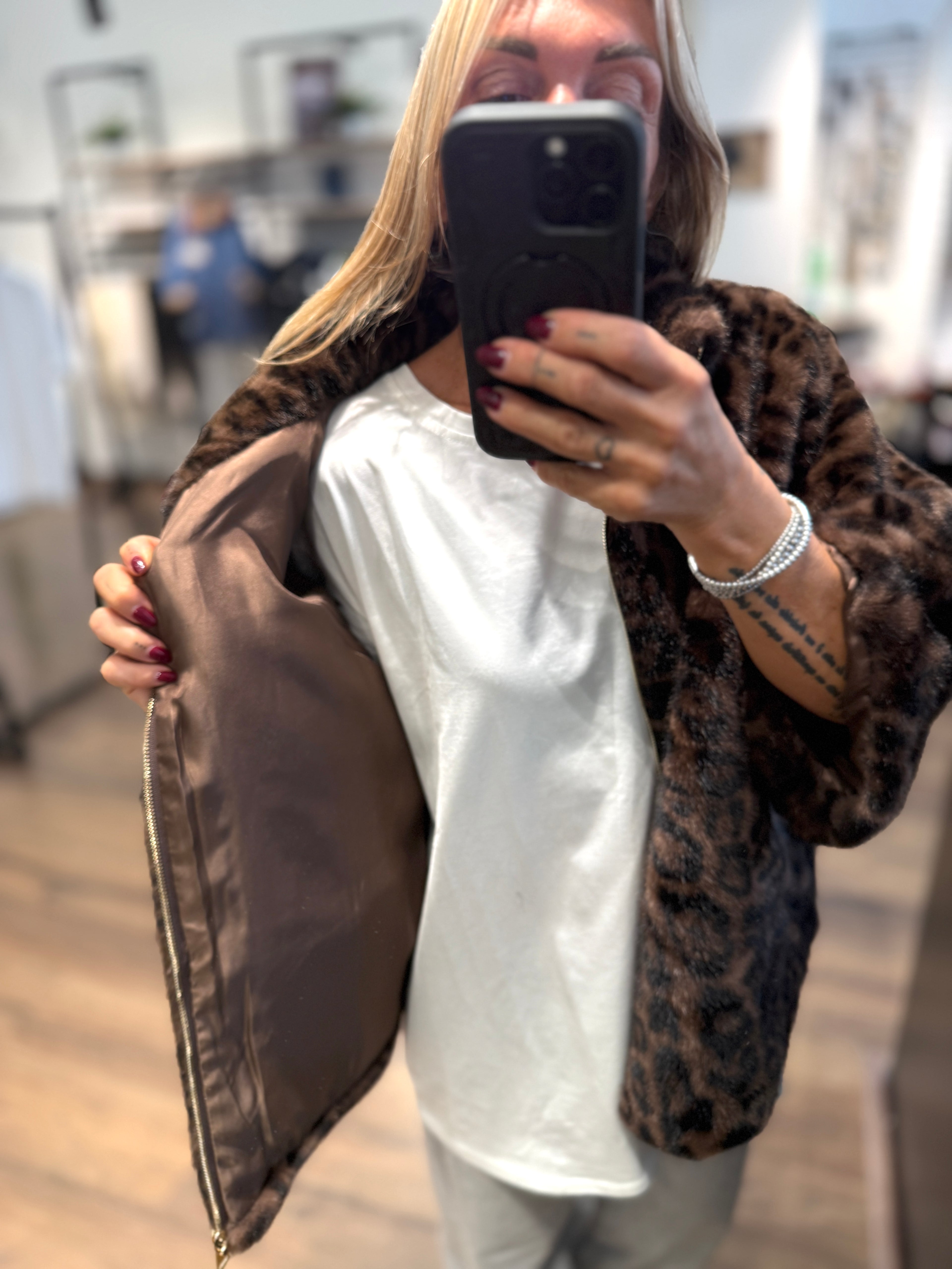 Pelliccia in ecopelo animalier con zip