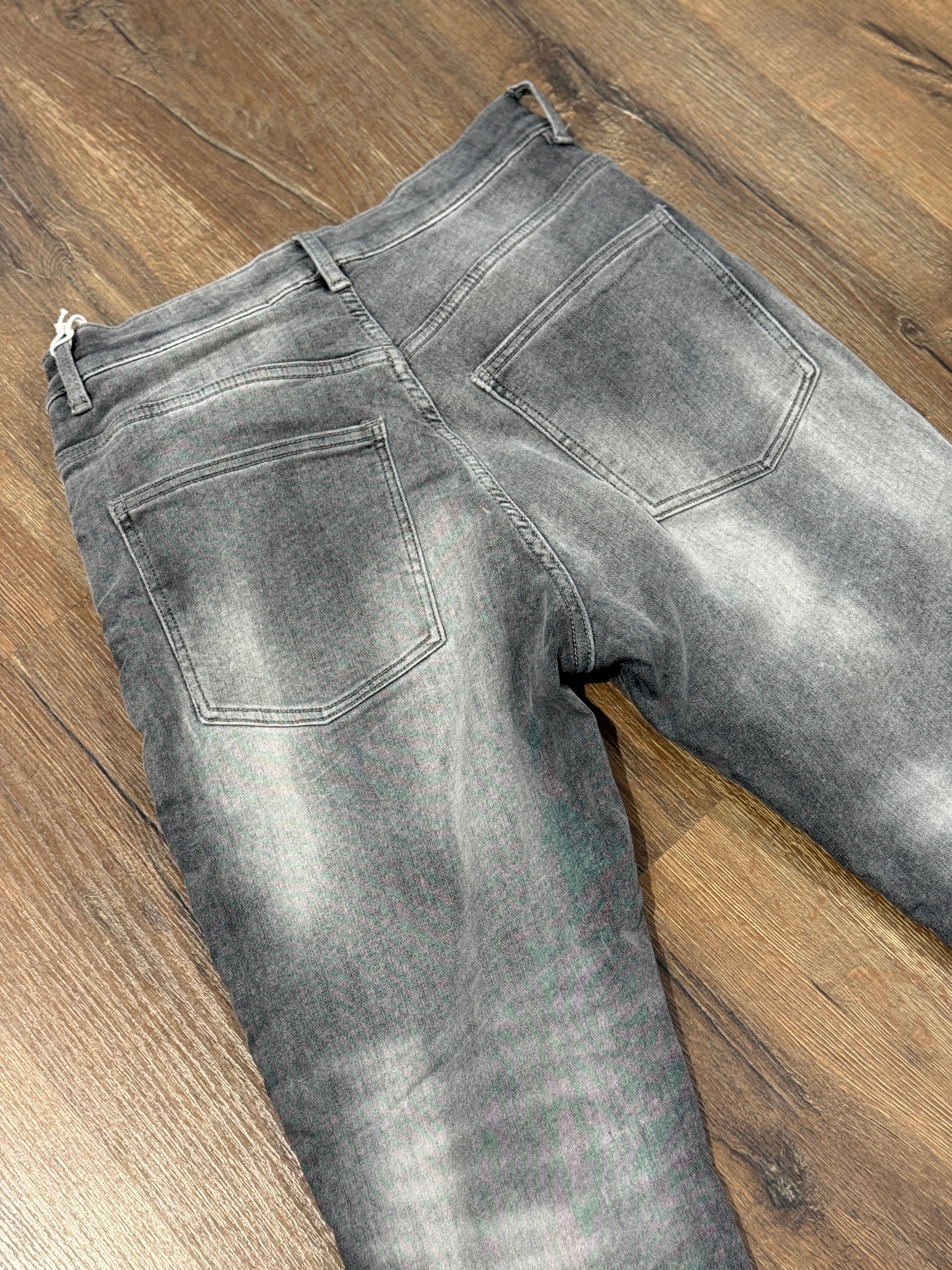 Jeans grigio  con chiusura bottoni