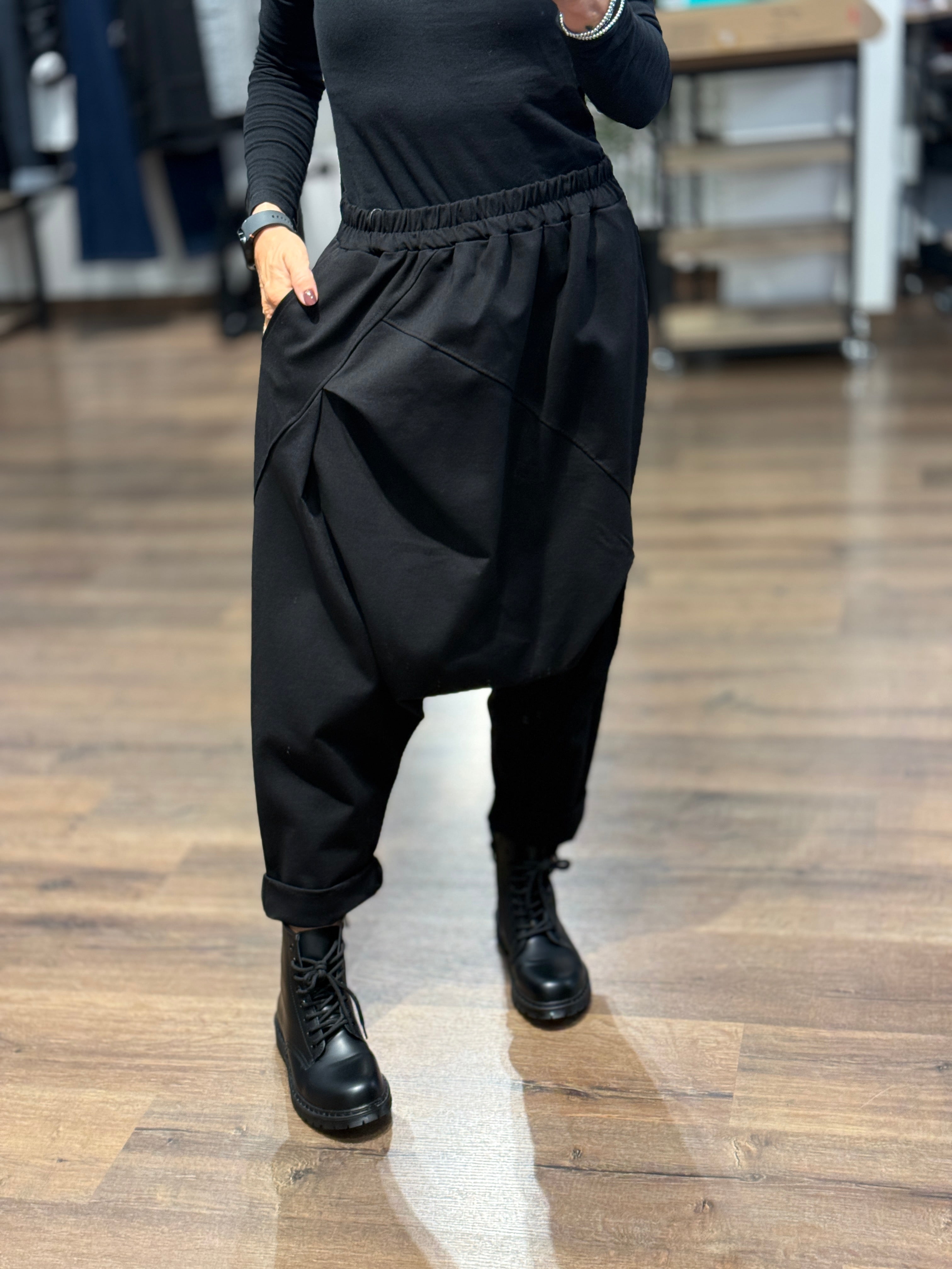 Pantalone con cavallo basso