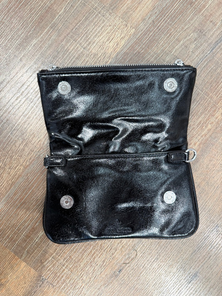 Clutch con borchie con apertura zip e bottoni a pressione