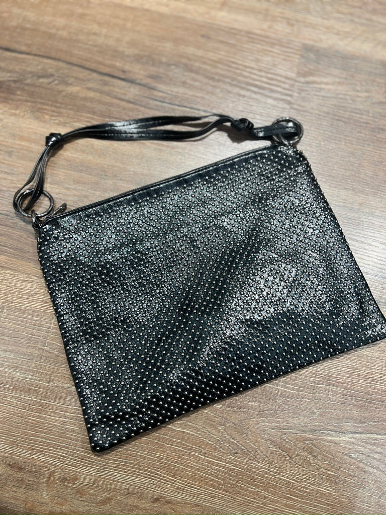 Borsa piatta con borchiette