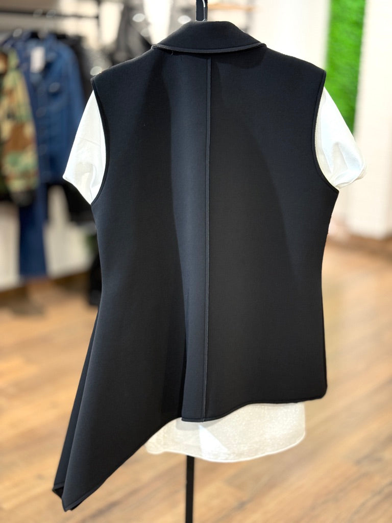 Gilet asimmetrico in taglio vivo