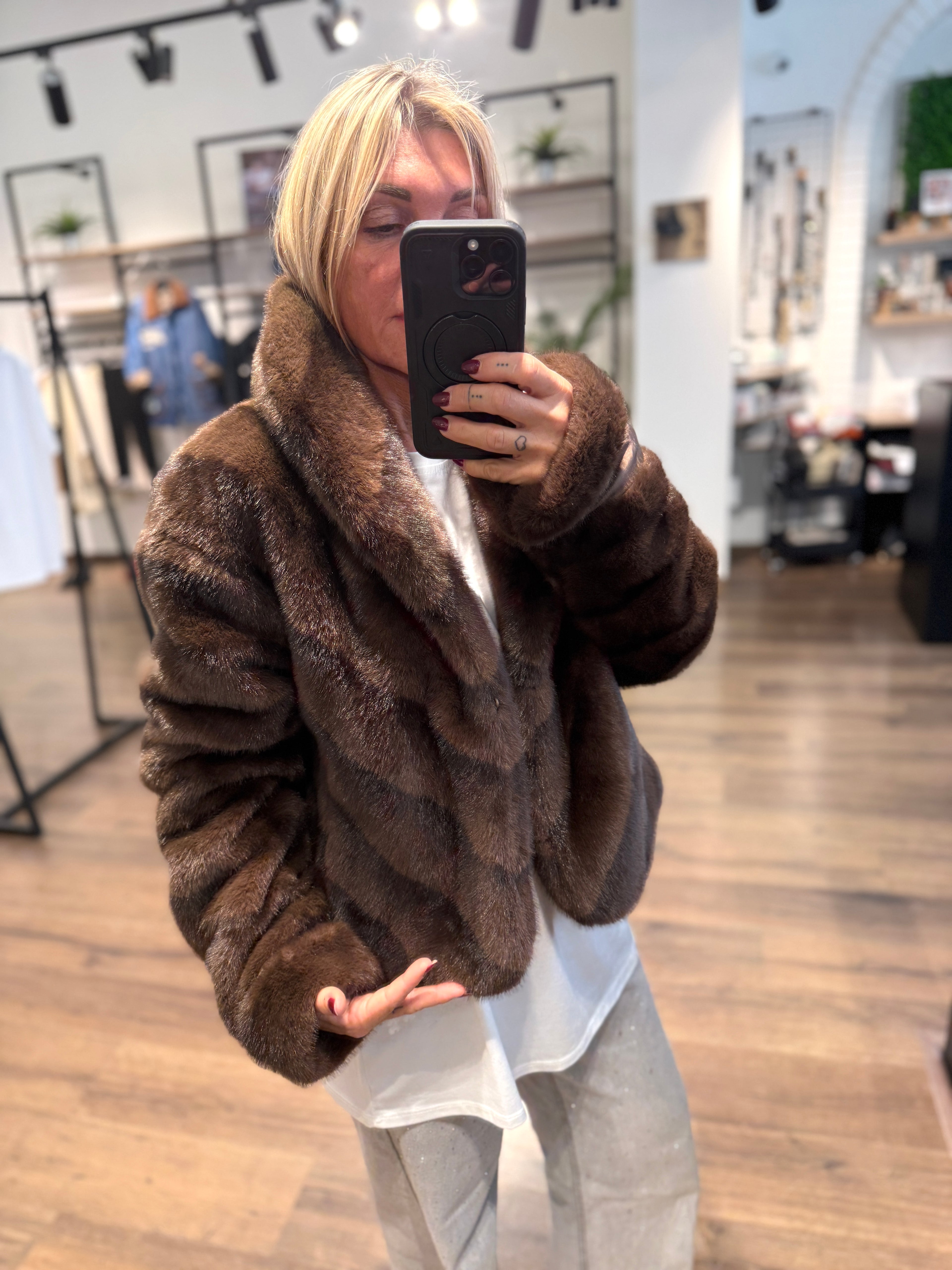 Giacca in ecopelo con collo sciallato