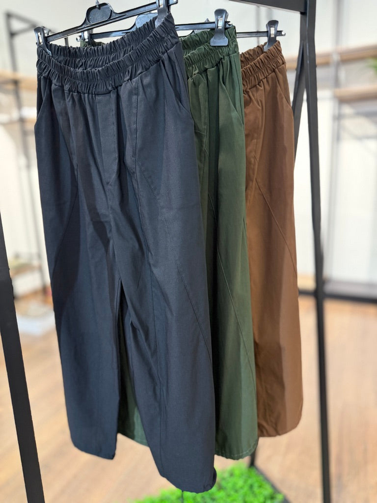 Pantalone con gamba morbida e con coulisse sulla caviglia