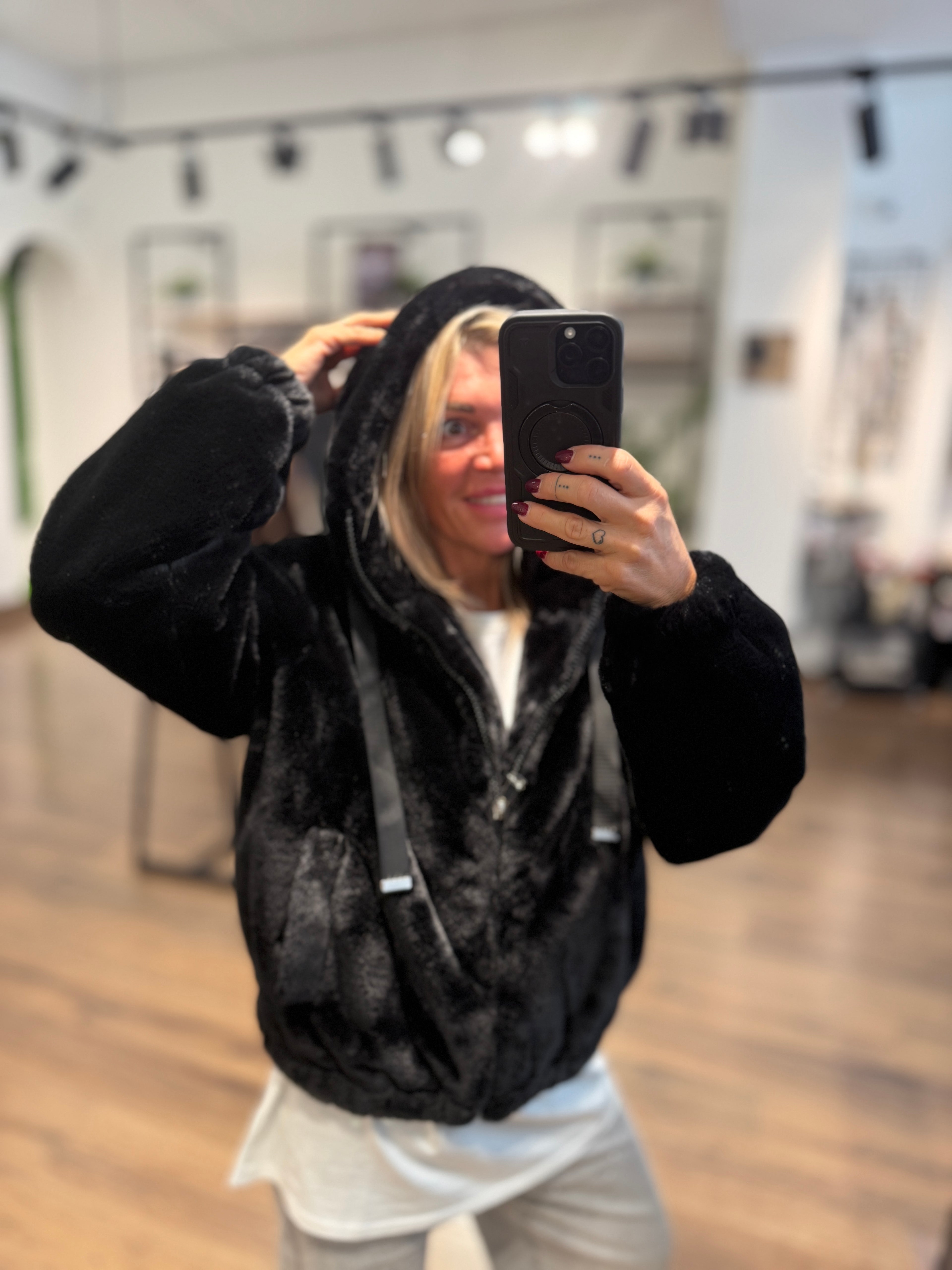 Giaccone in ecopelo con zip e cappuccio