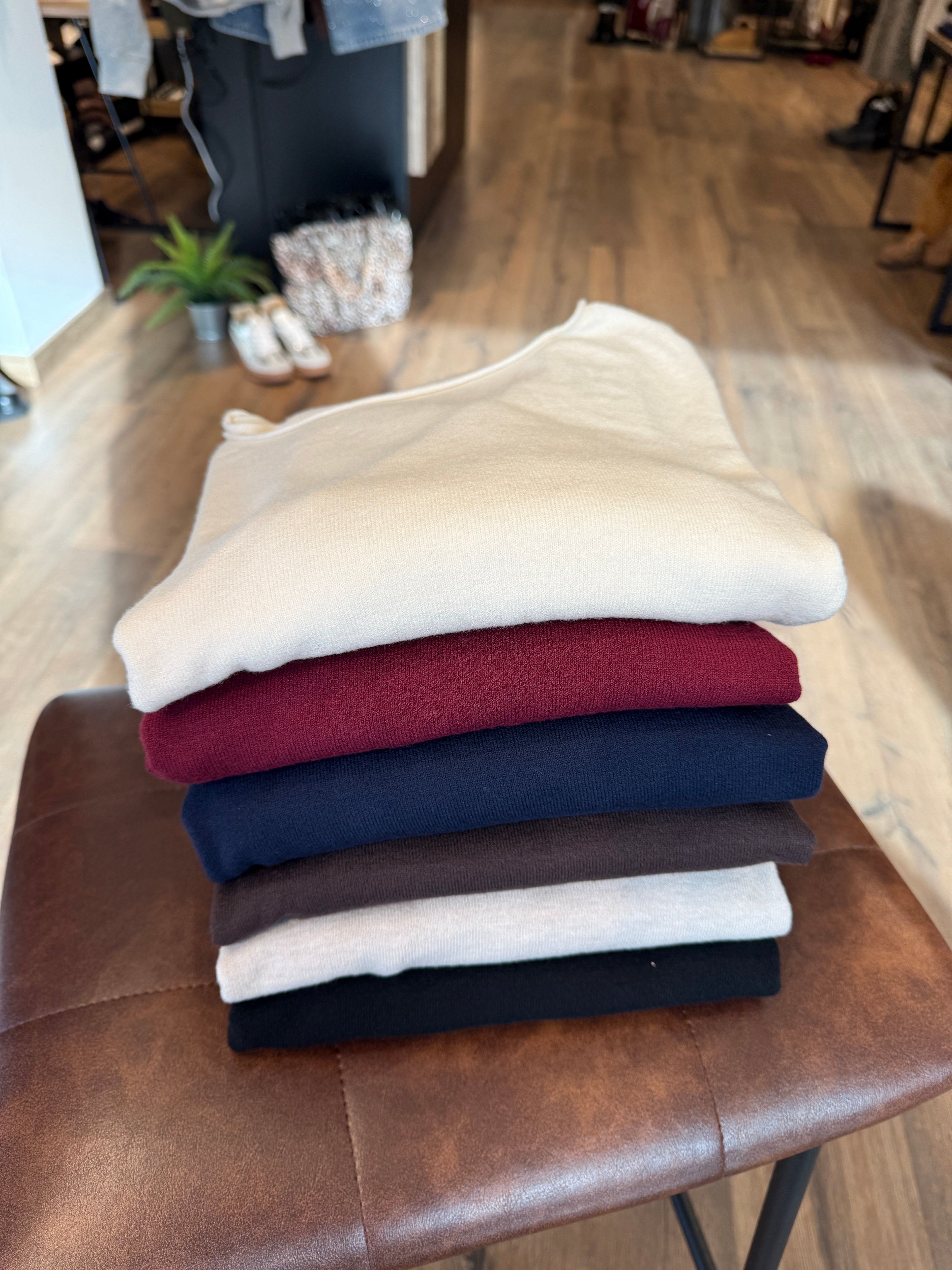 Maglia morbida con scollo a barca