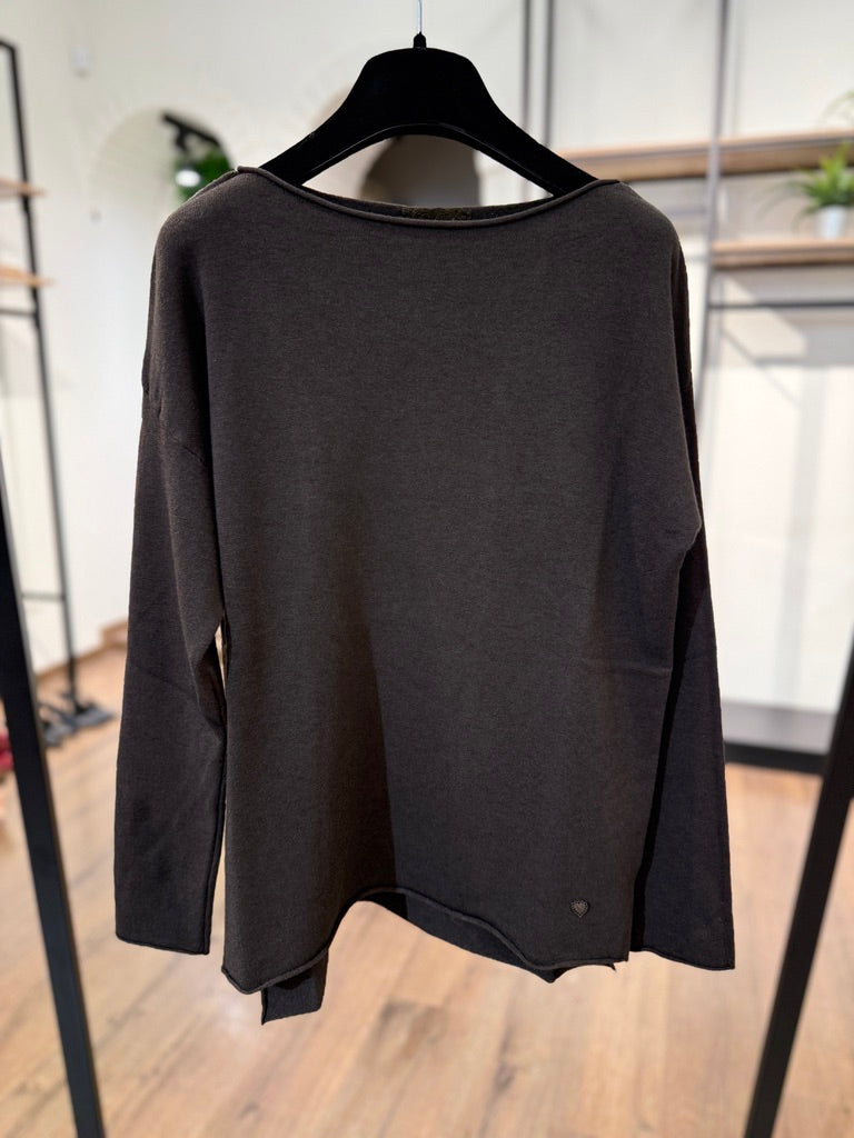 Maglia taglio regular con scollo a barca.