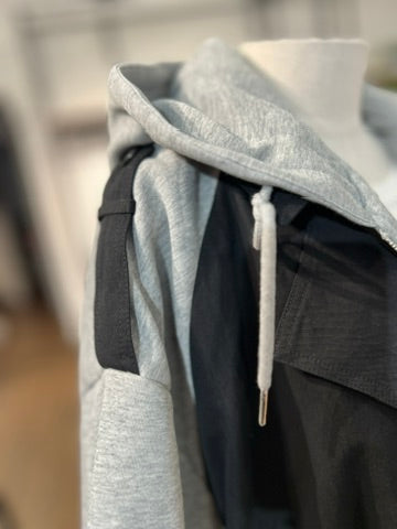 Trench bicolor con inserti in felpa