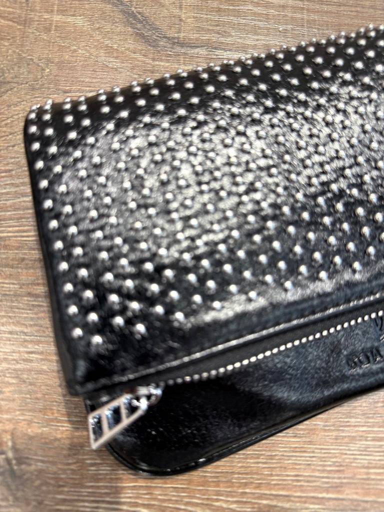 Clutch con borchie con apertura zip e bottoni a pressione