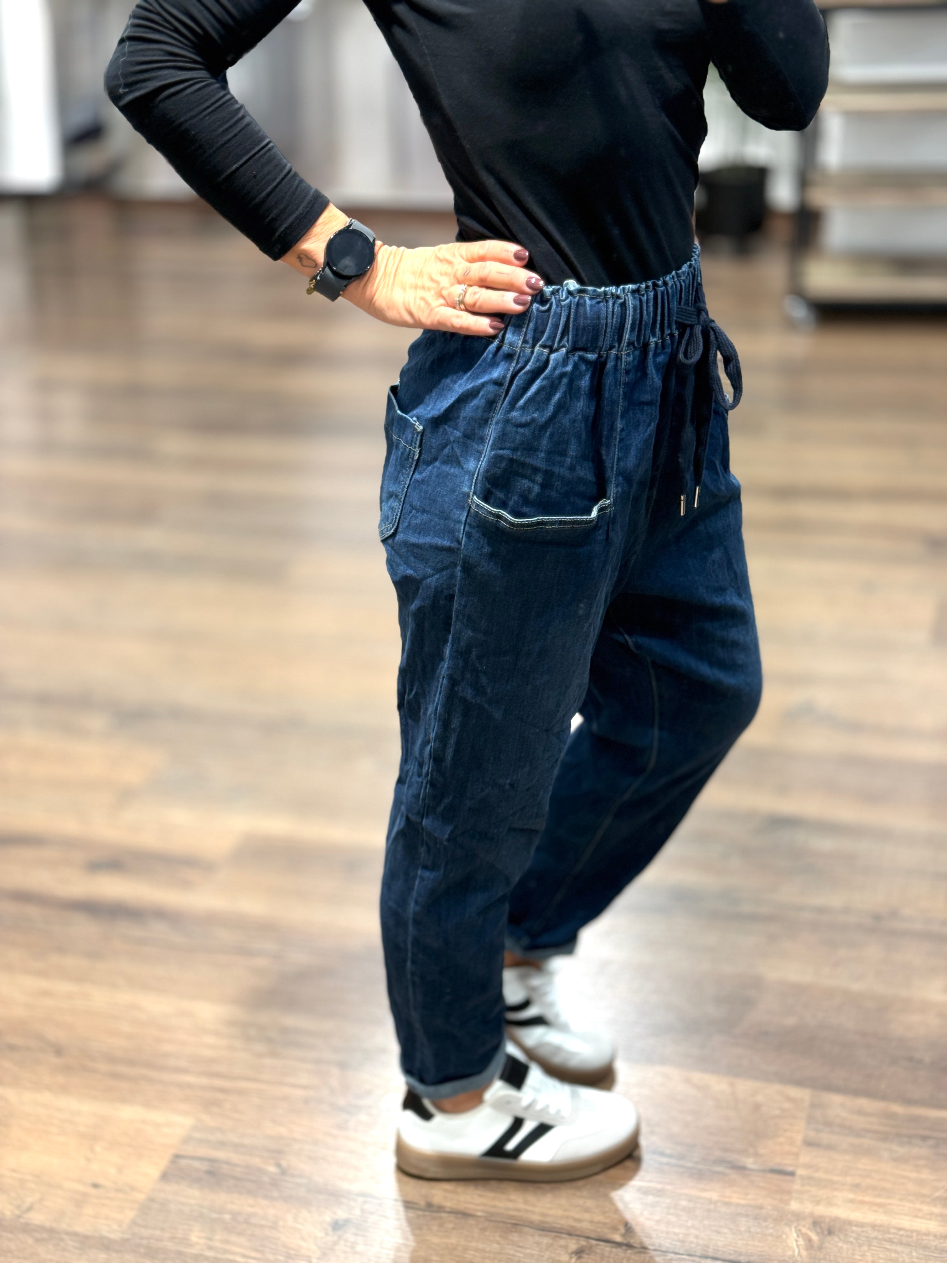 Jeans con tasche e elastico in vita