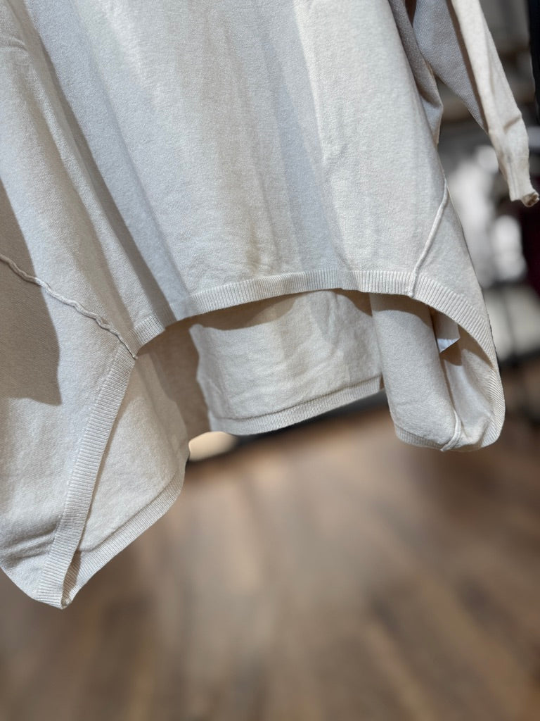 Maglia  morbida con scollo a barca