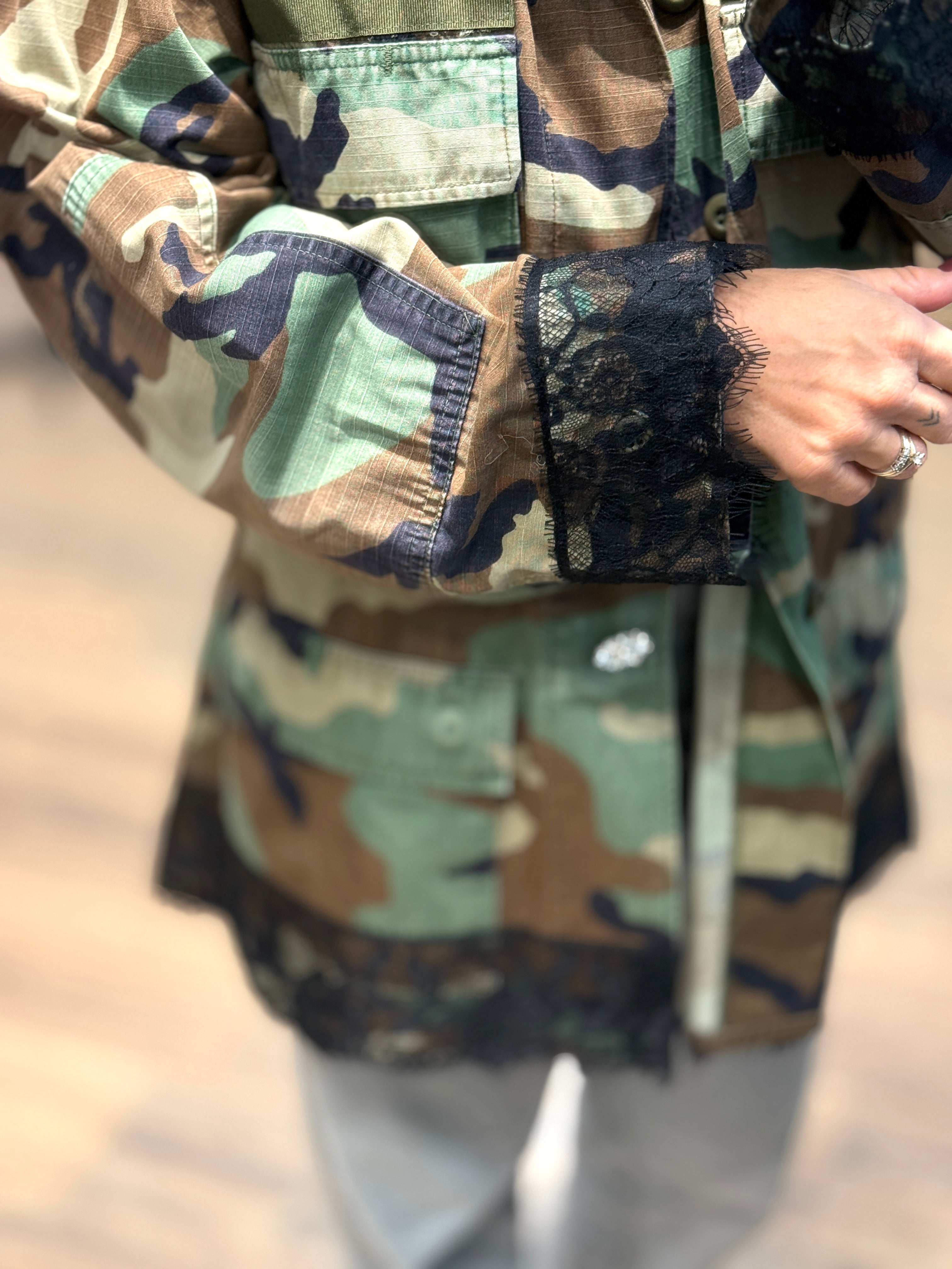 Giacca camouflage con bottoni gioiello