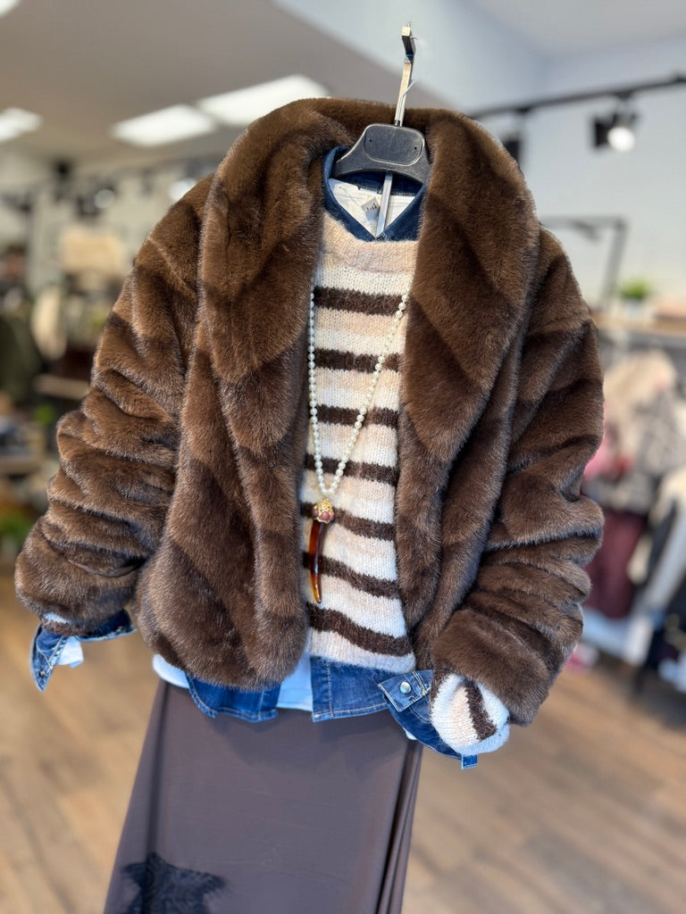 Giacca in ecopelo con collo sciallato