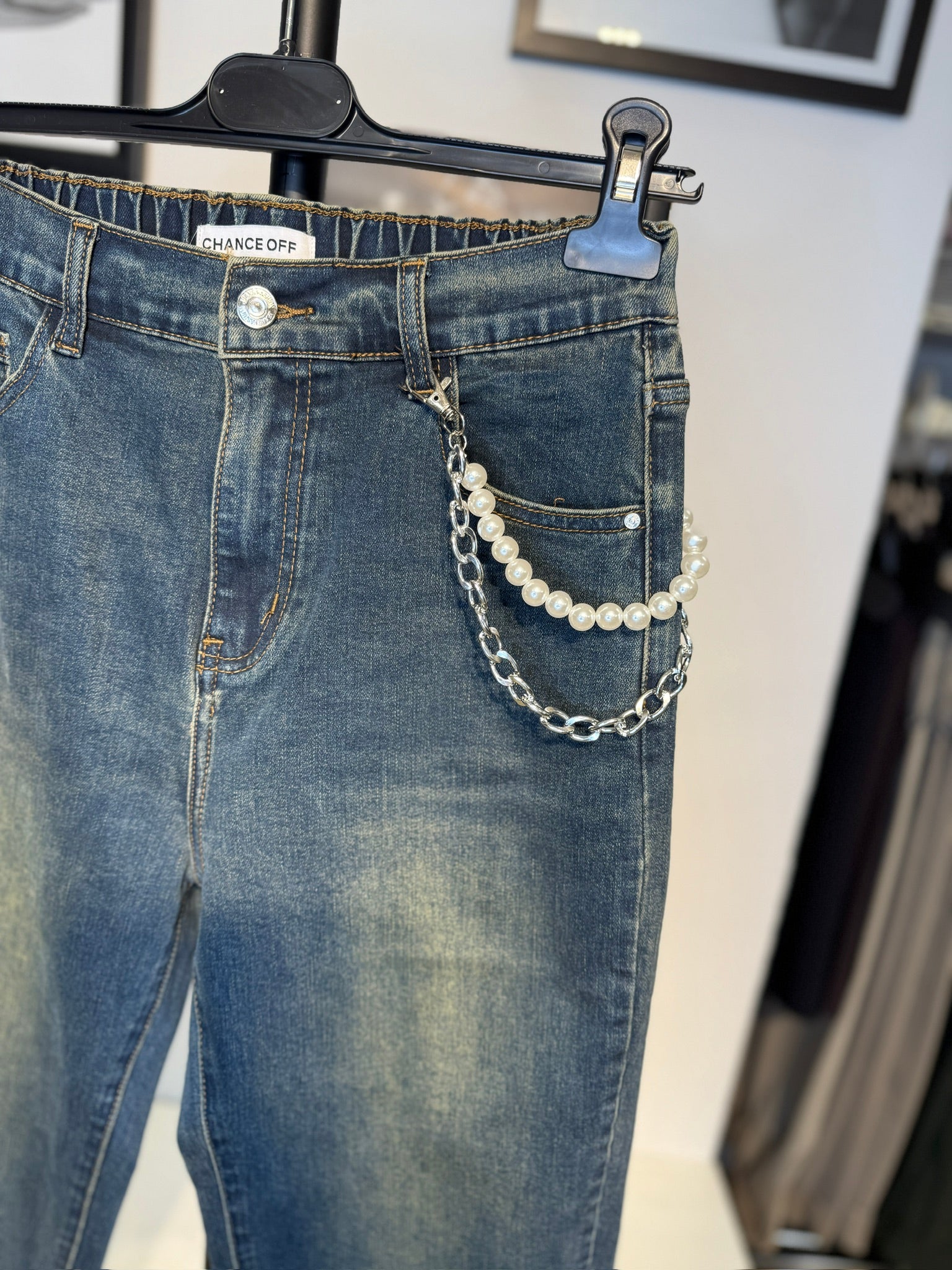Jeans elasticizzato con catena