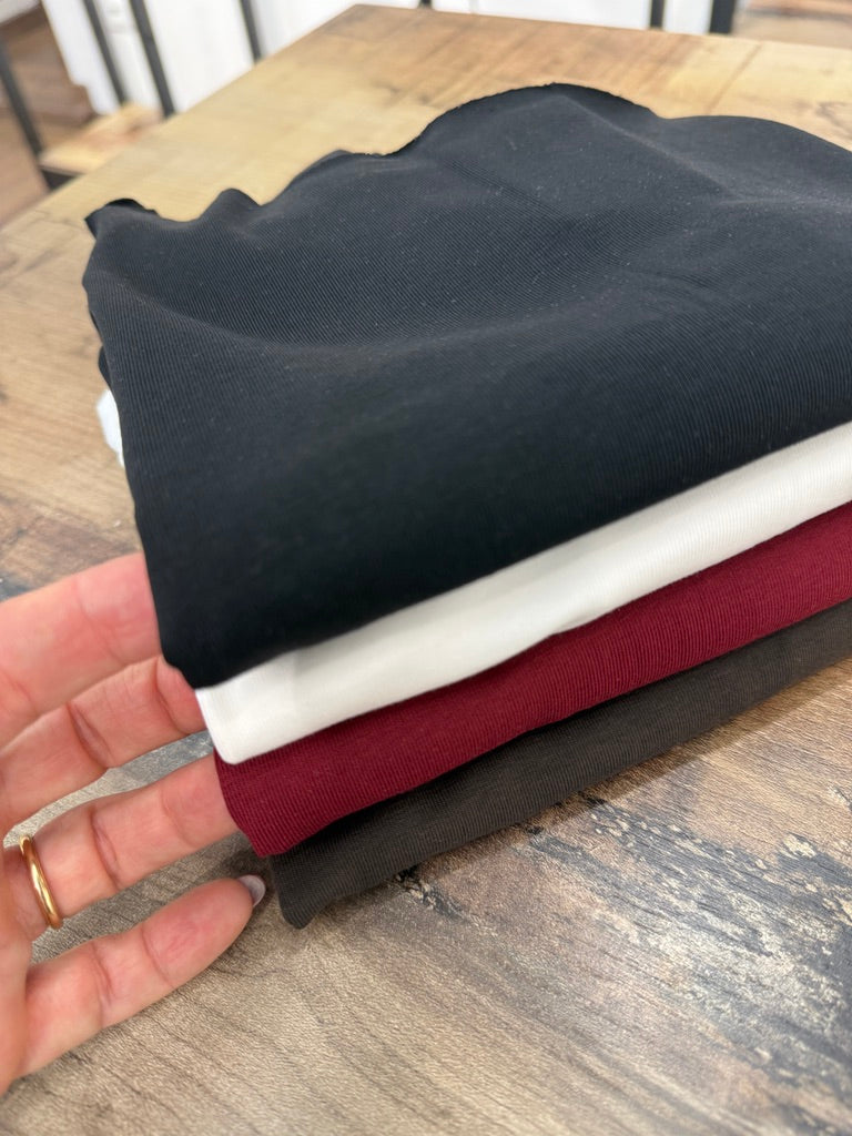 T-shirt basica con scollo a barca in taglio vivo