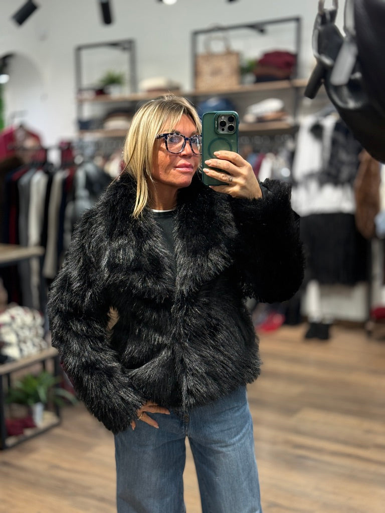 Giacca in ecopelliccia con allacciattura con gancio