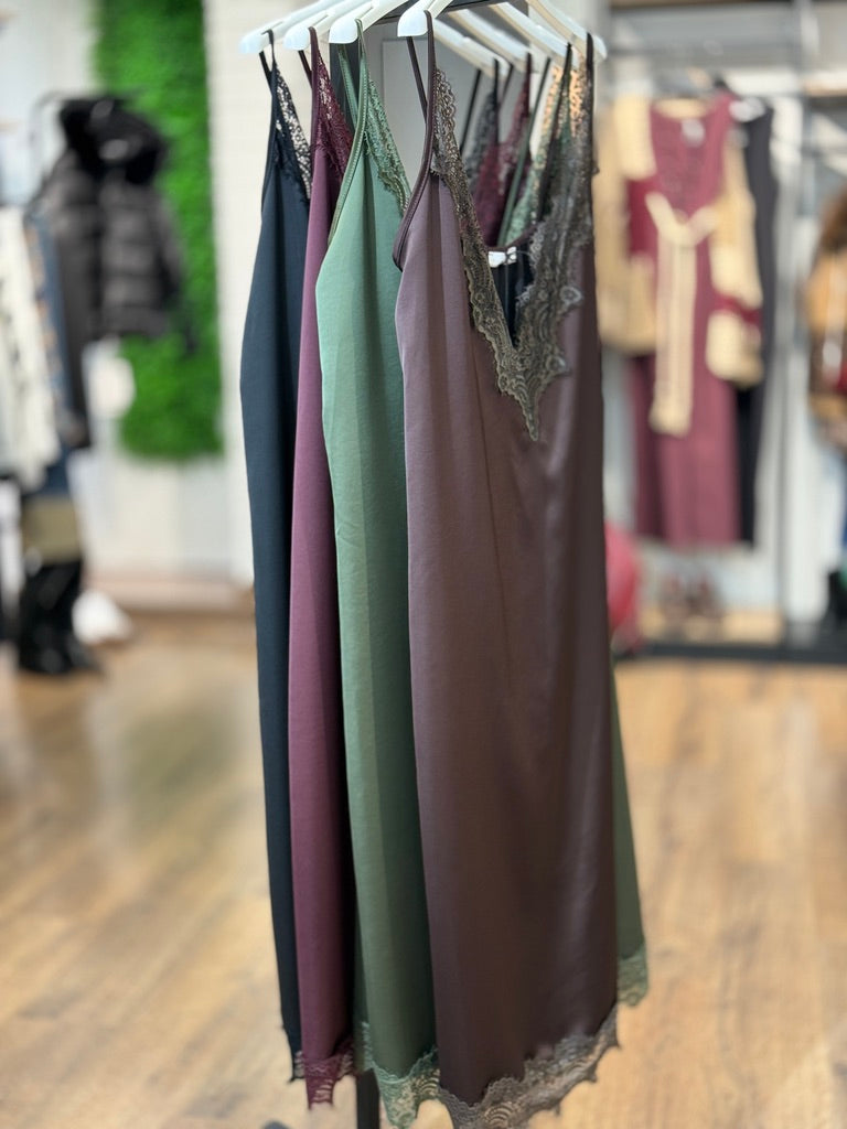 Abito sottoveste in viscosa con inserti in pizzo