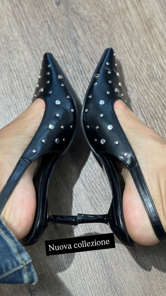 Scarpa modello Chanel con borchie