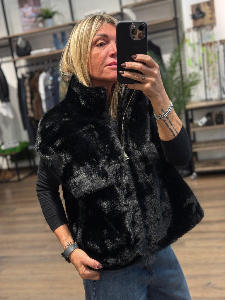 Gilet ecopelliccia con zip e laccetti