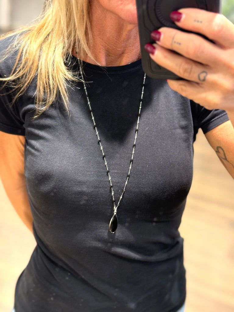 Collana filo sottile con pendente nero a goccia