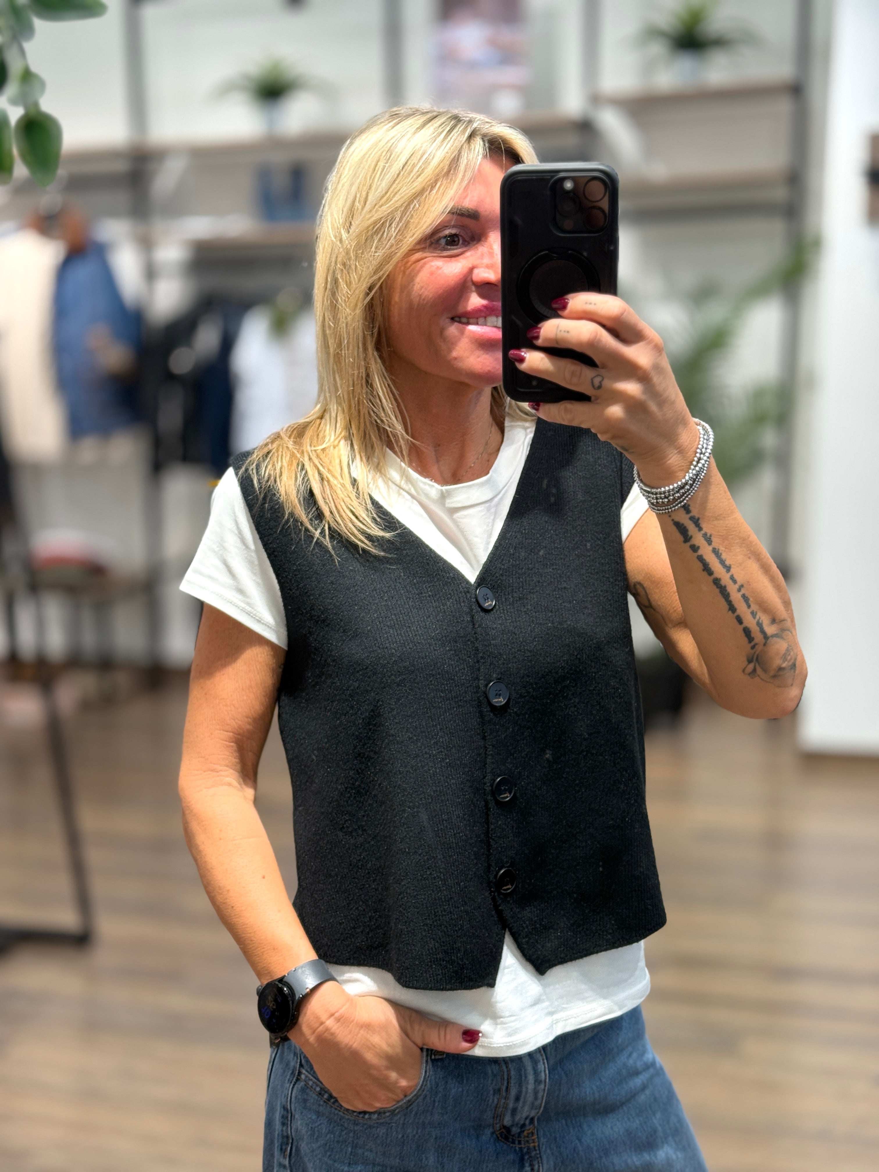 Gilet corto in maglia a costa sottile
