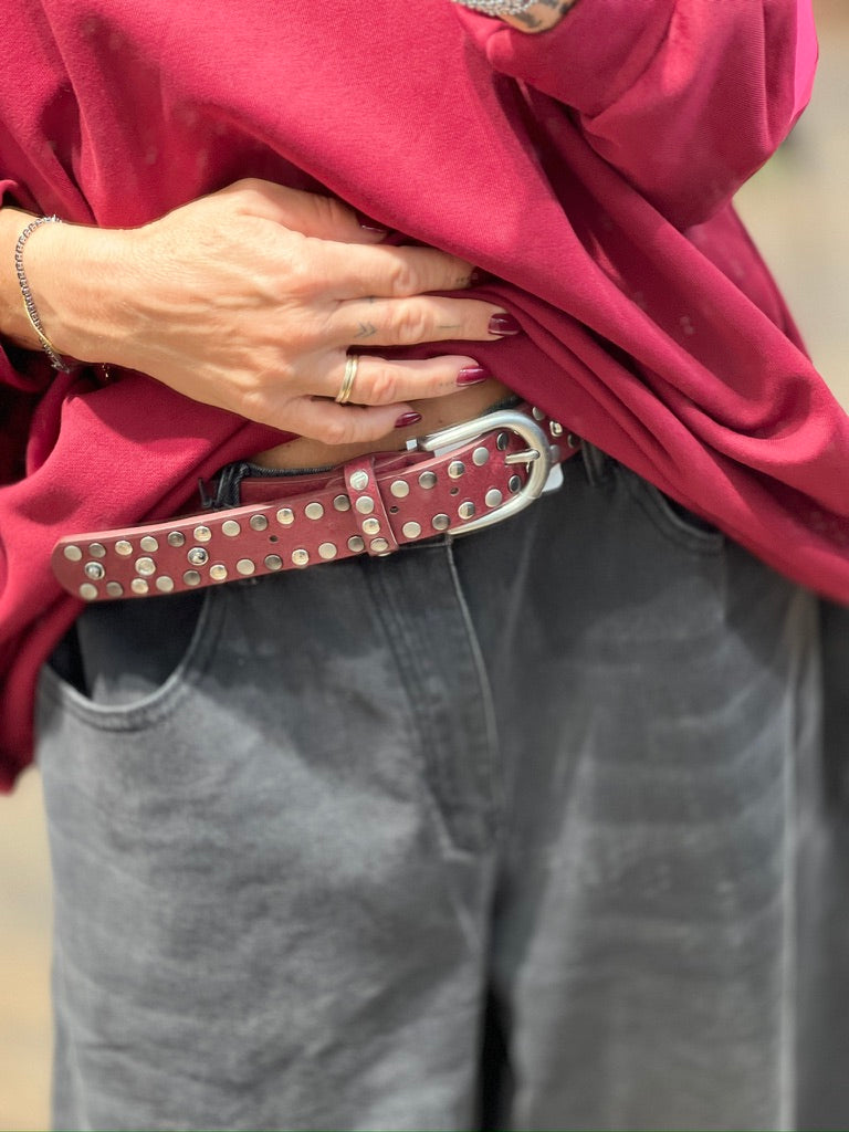 Cintura in pelle con borchie