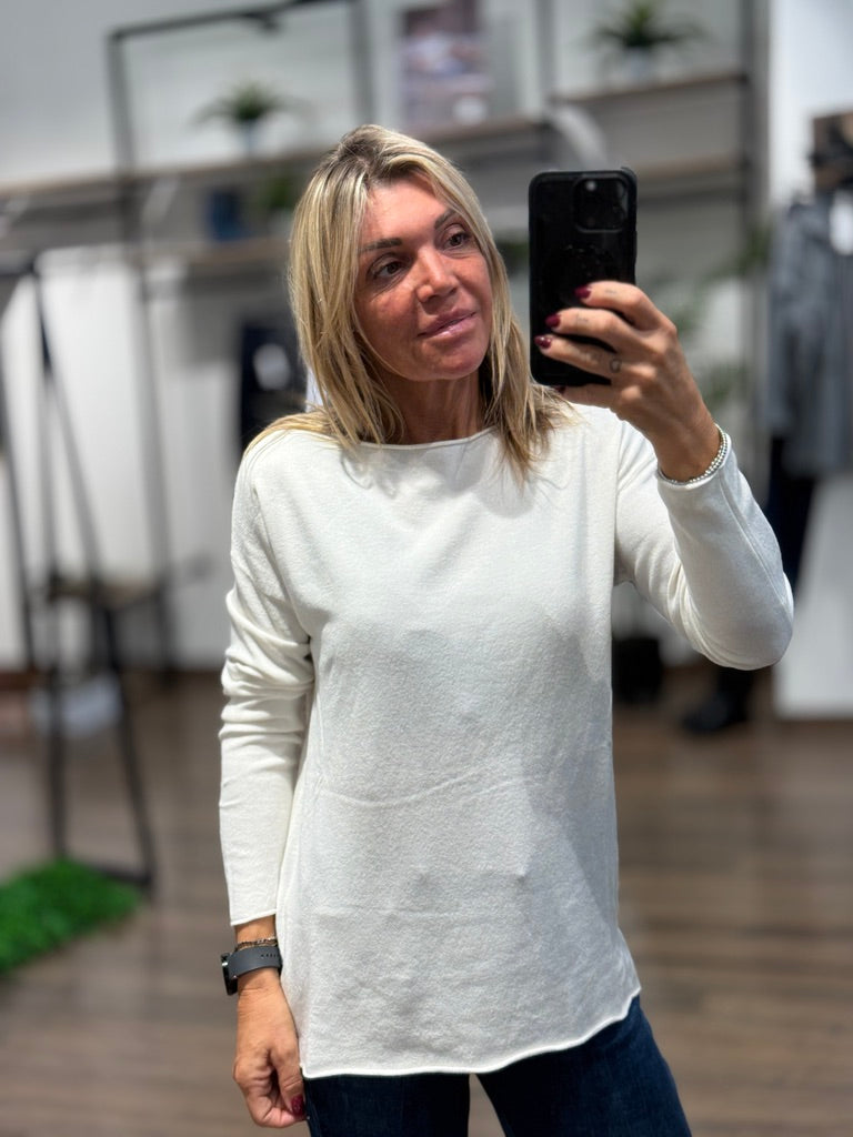 Maglia taglio regular con scollo a barca.