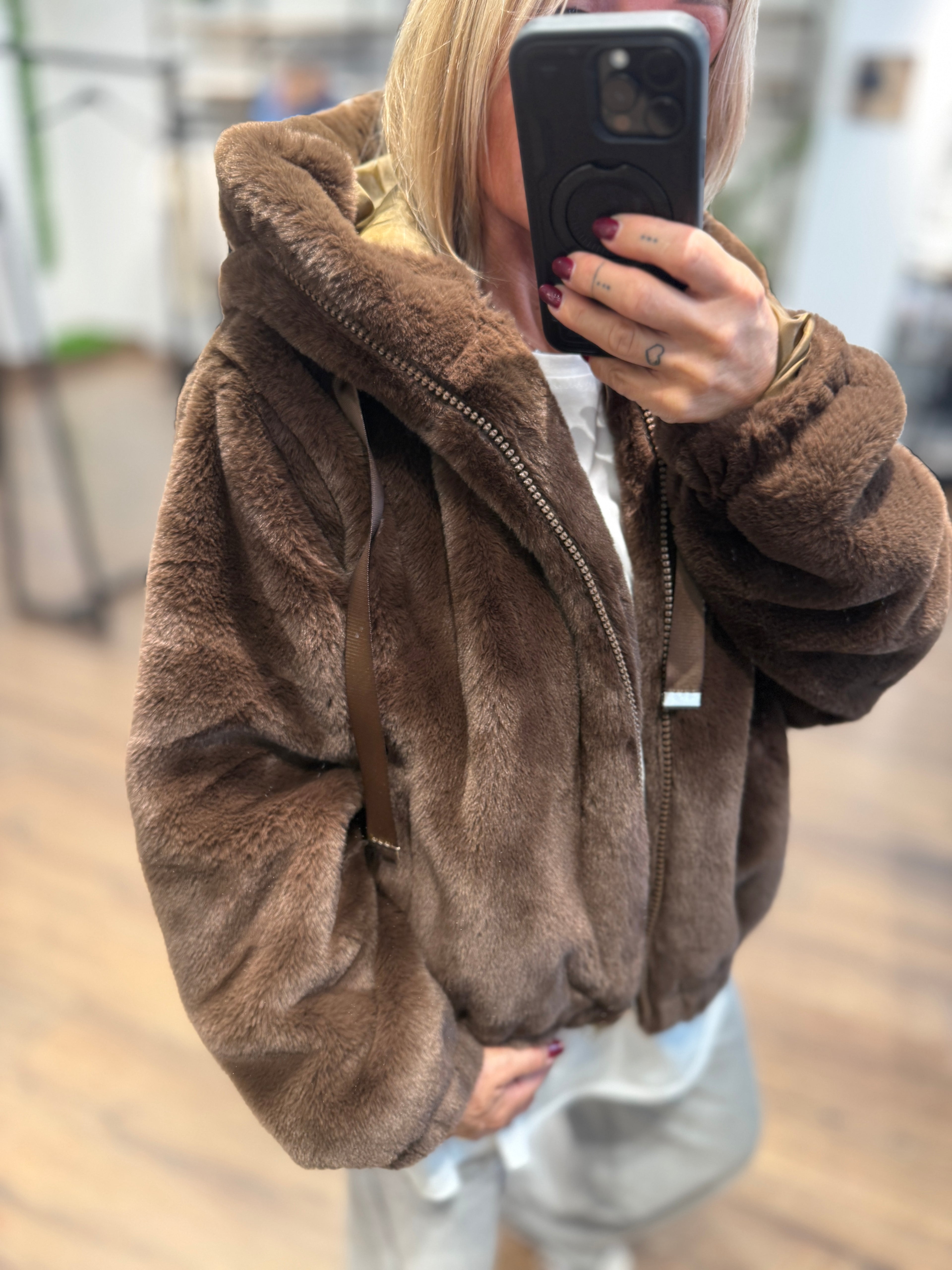 Giaccone in ecopelo con zip e cappuccio