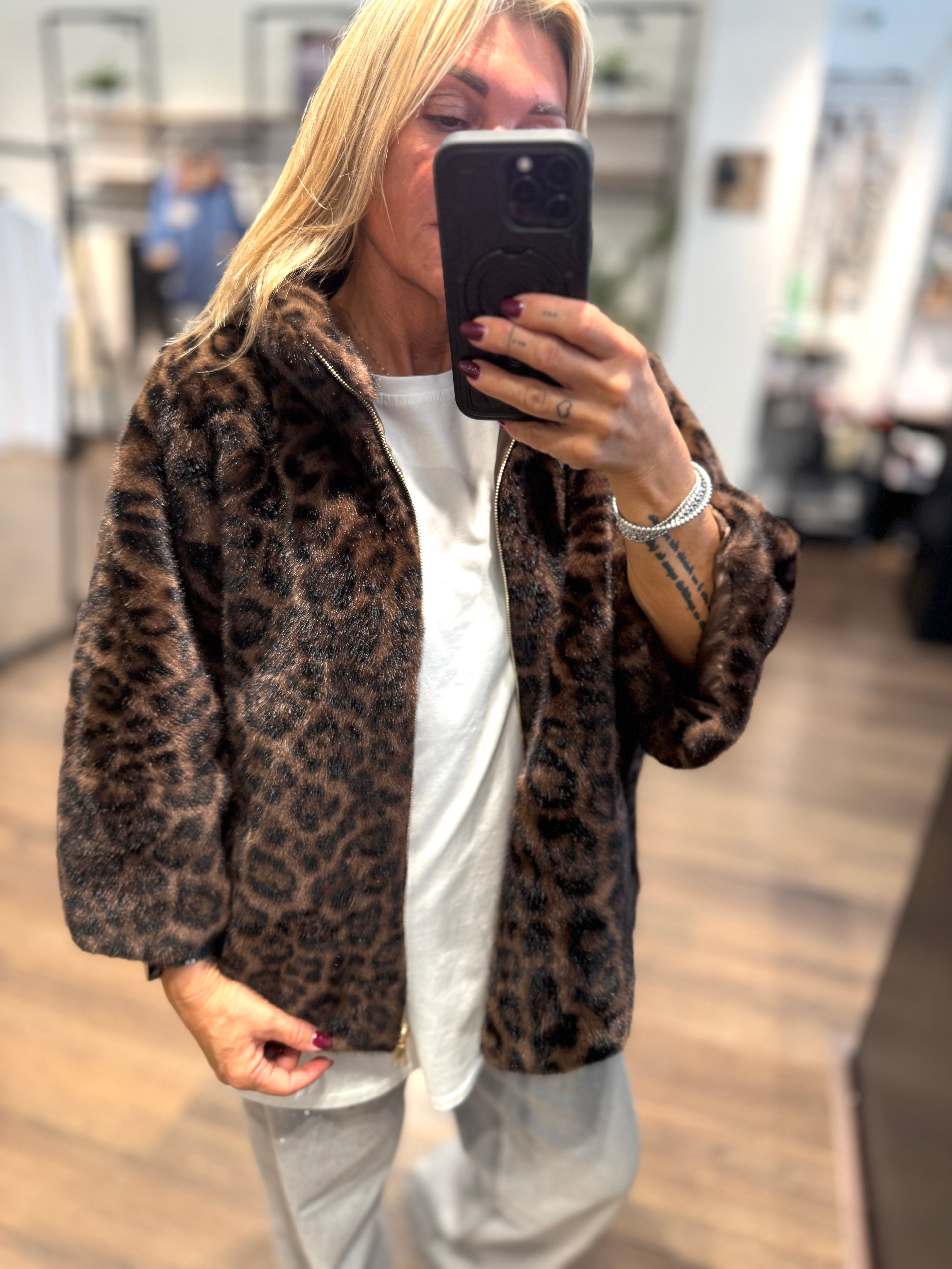 Pelliccia in ecopelo animalier con zip