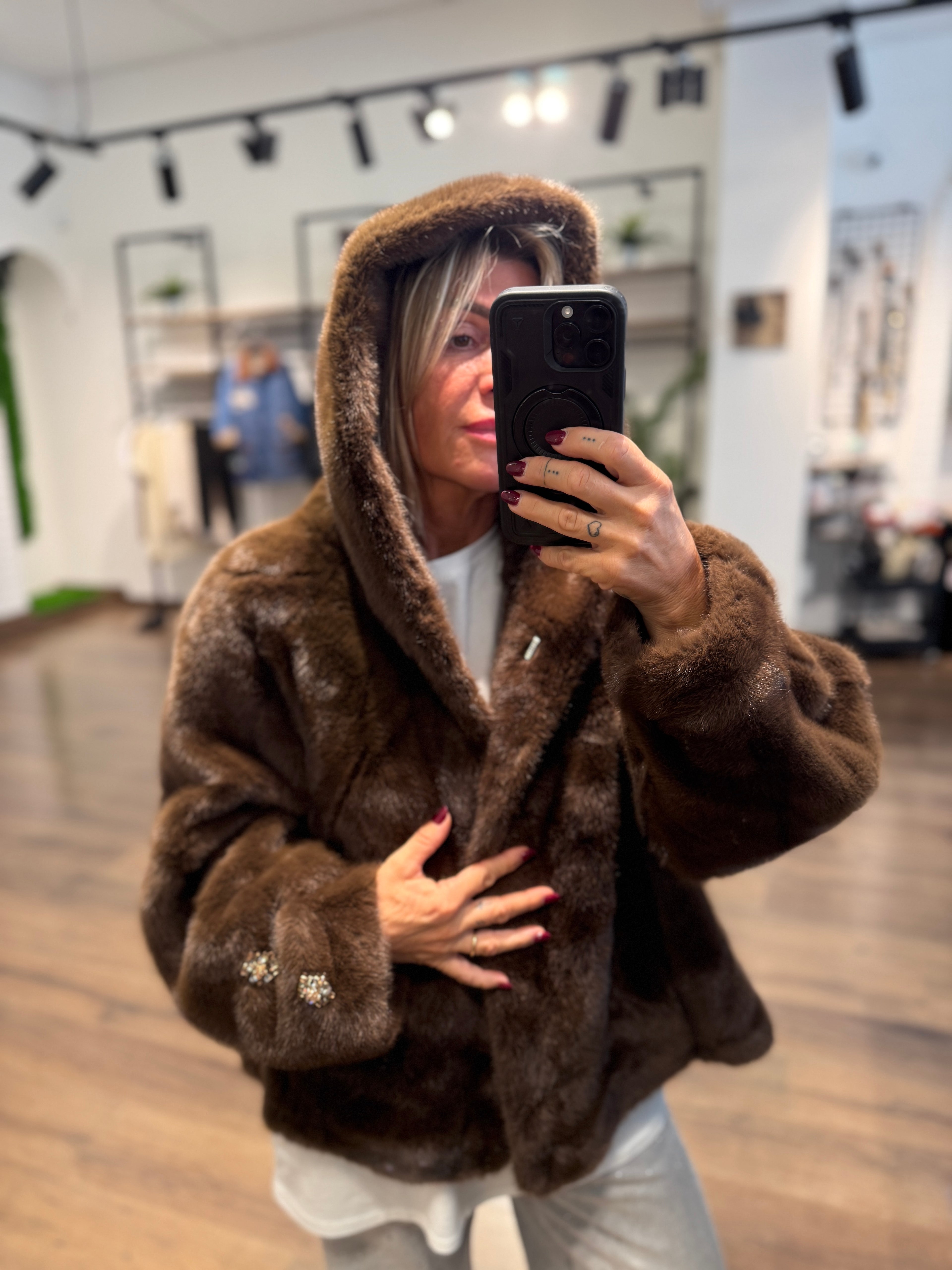 Giubbo in ecopelo con cappuccio e bottoni gioiello