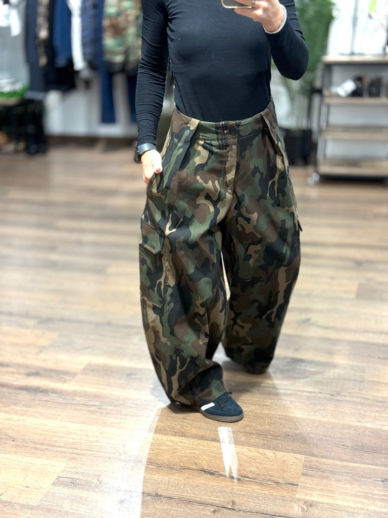 Pantalone camouflage con tashe